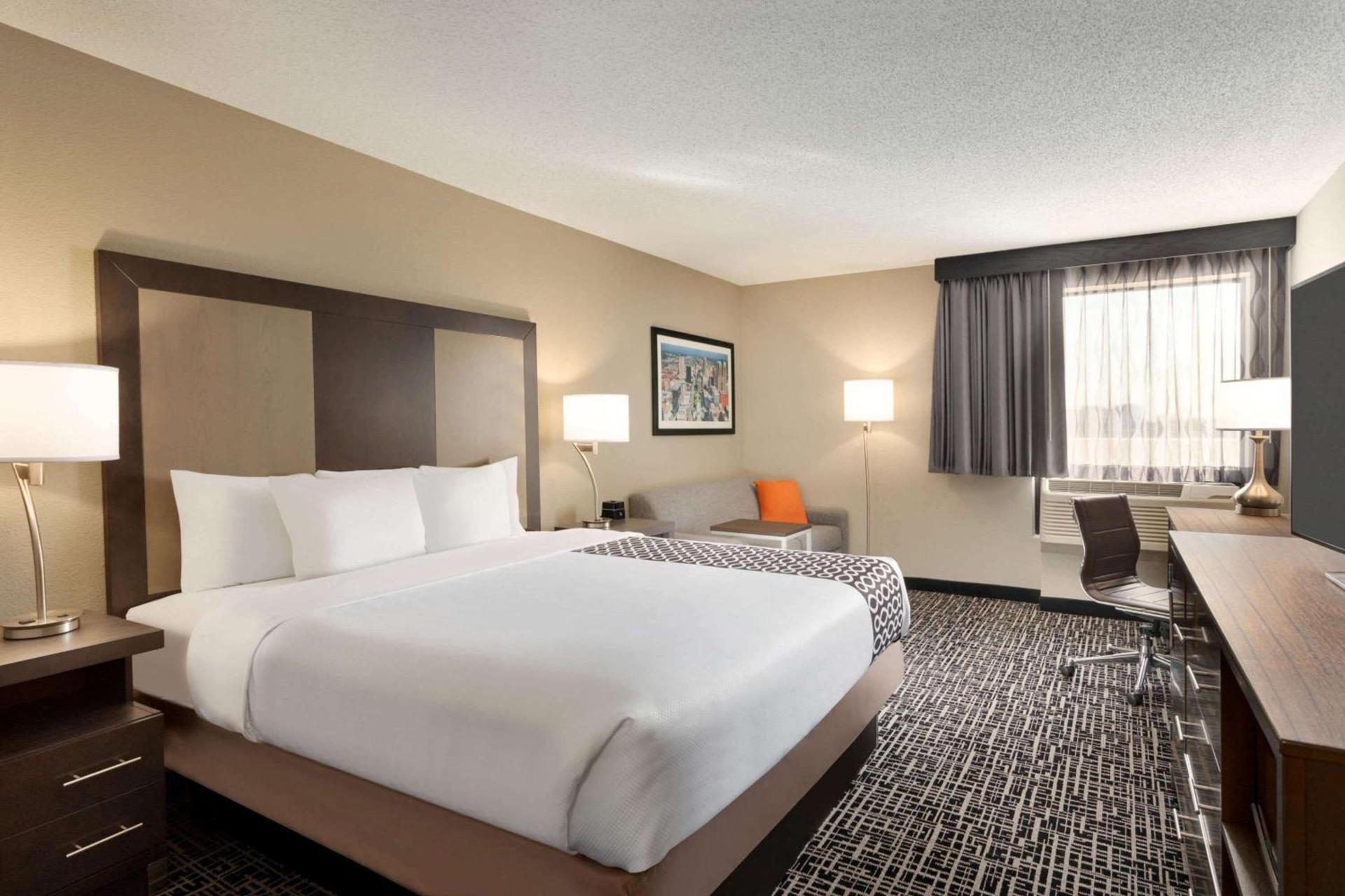 La Quinta Inn & Suites by Wyndham St Louis Route 66 photo 27