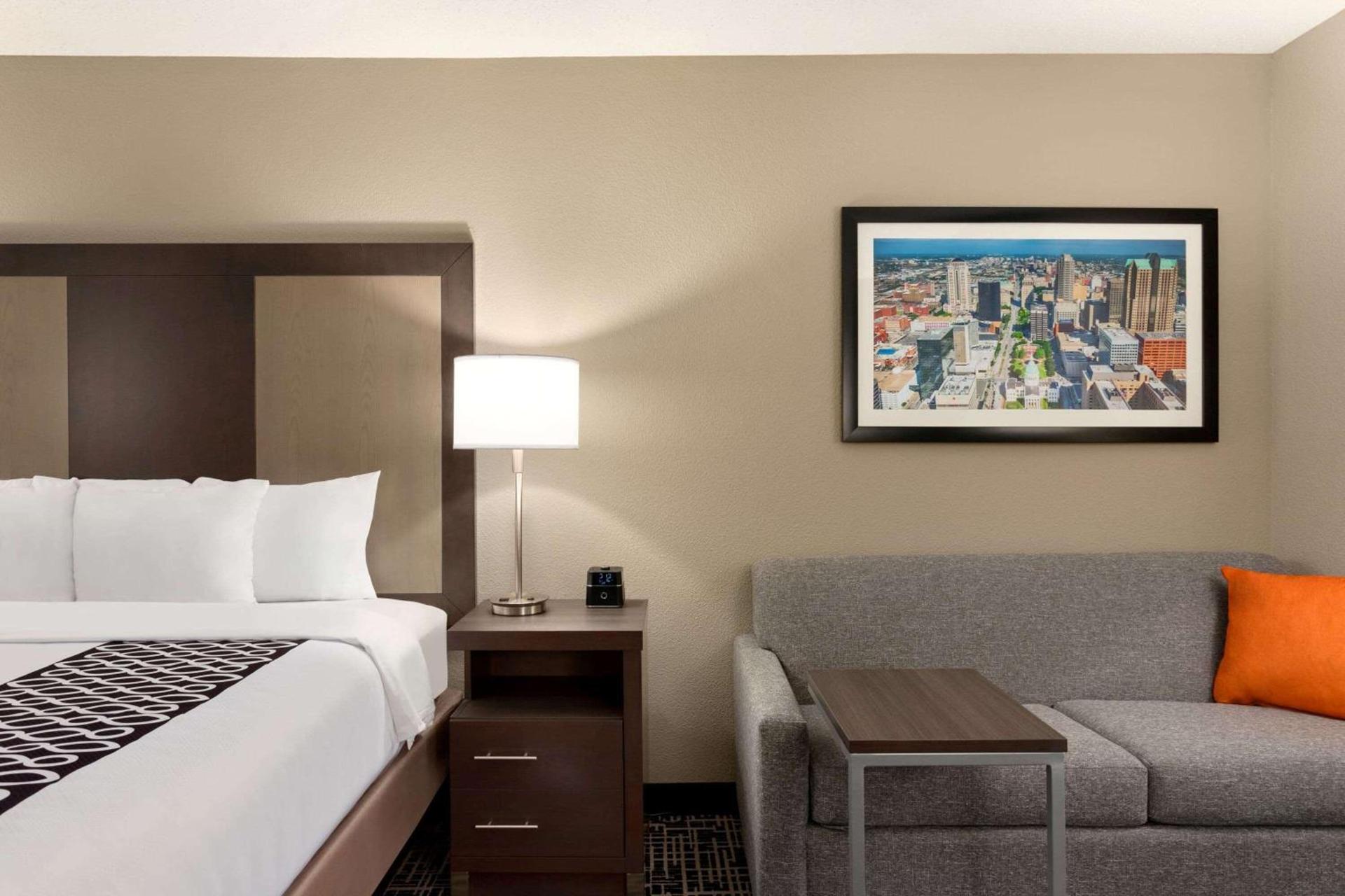 La Quinta Inn & Suites by Wyndham St Louis Route 66 photo 29
