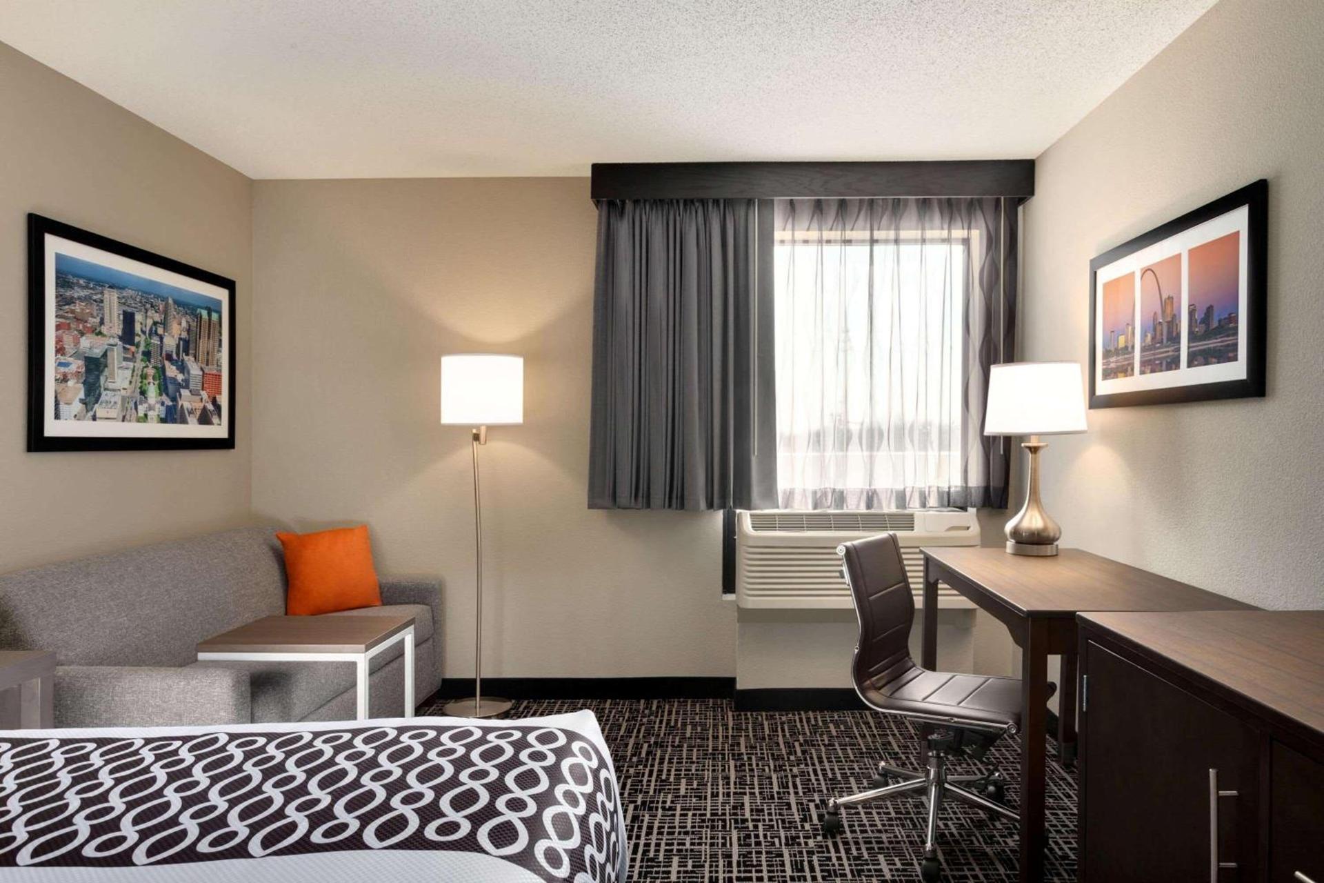 La Quinta Inn & Suites by Wyndham St Louis Route 66 photo 30