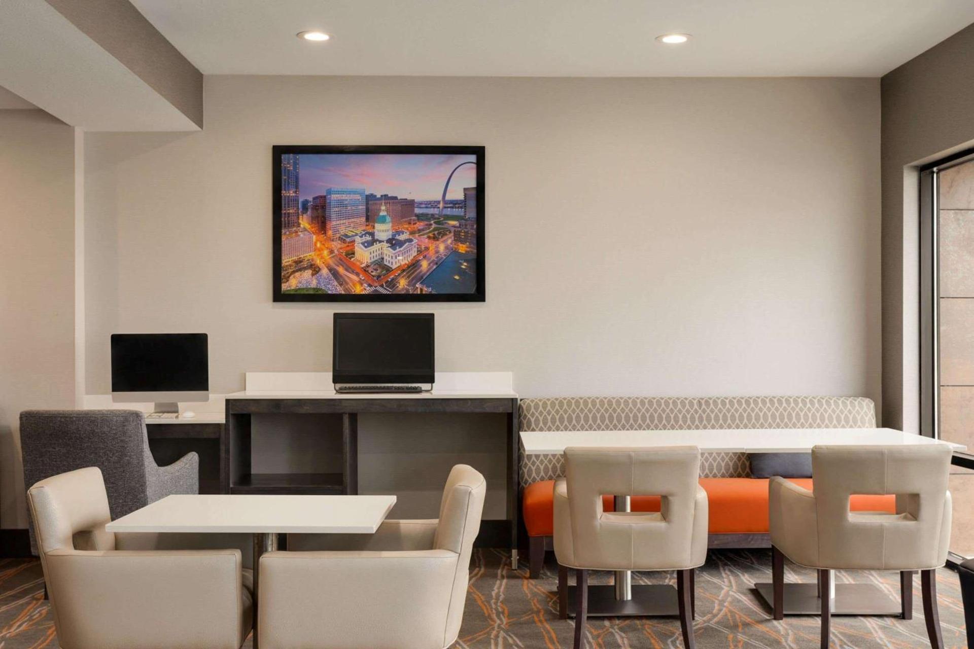 La Quinta Inn & Suites by Wyndham St Louis Route 66 photo 36