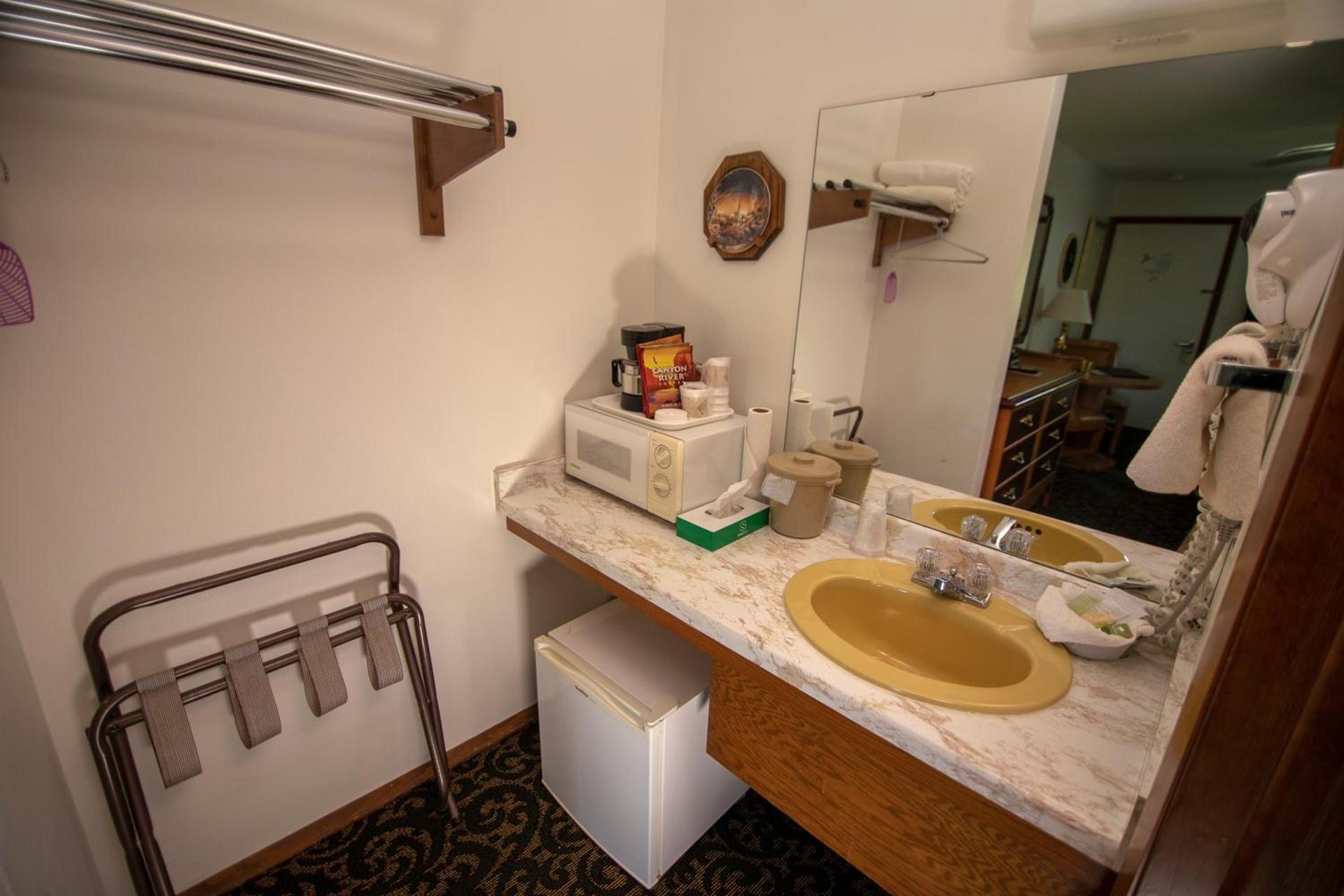 Coachlite Inn photo 52