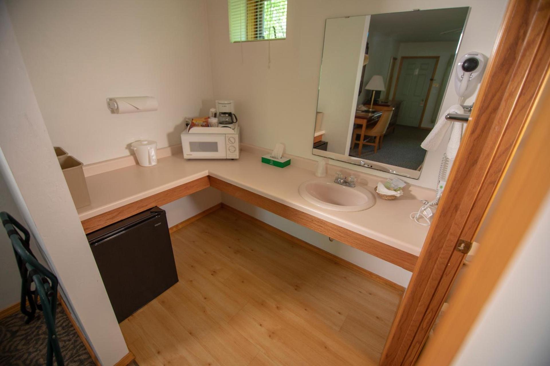 Coachlite Inn photo 38