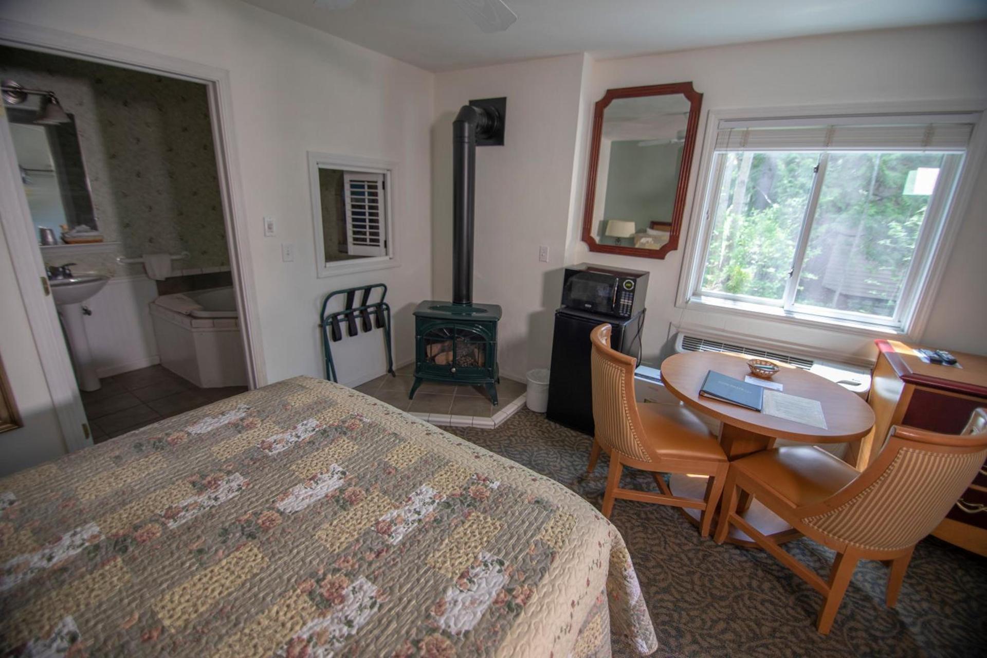 Coachlite Inn photo 37