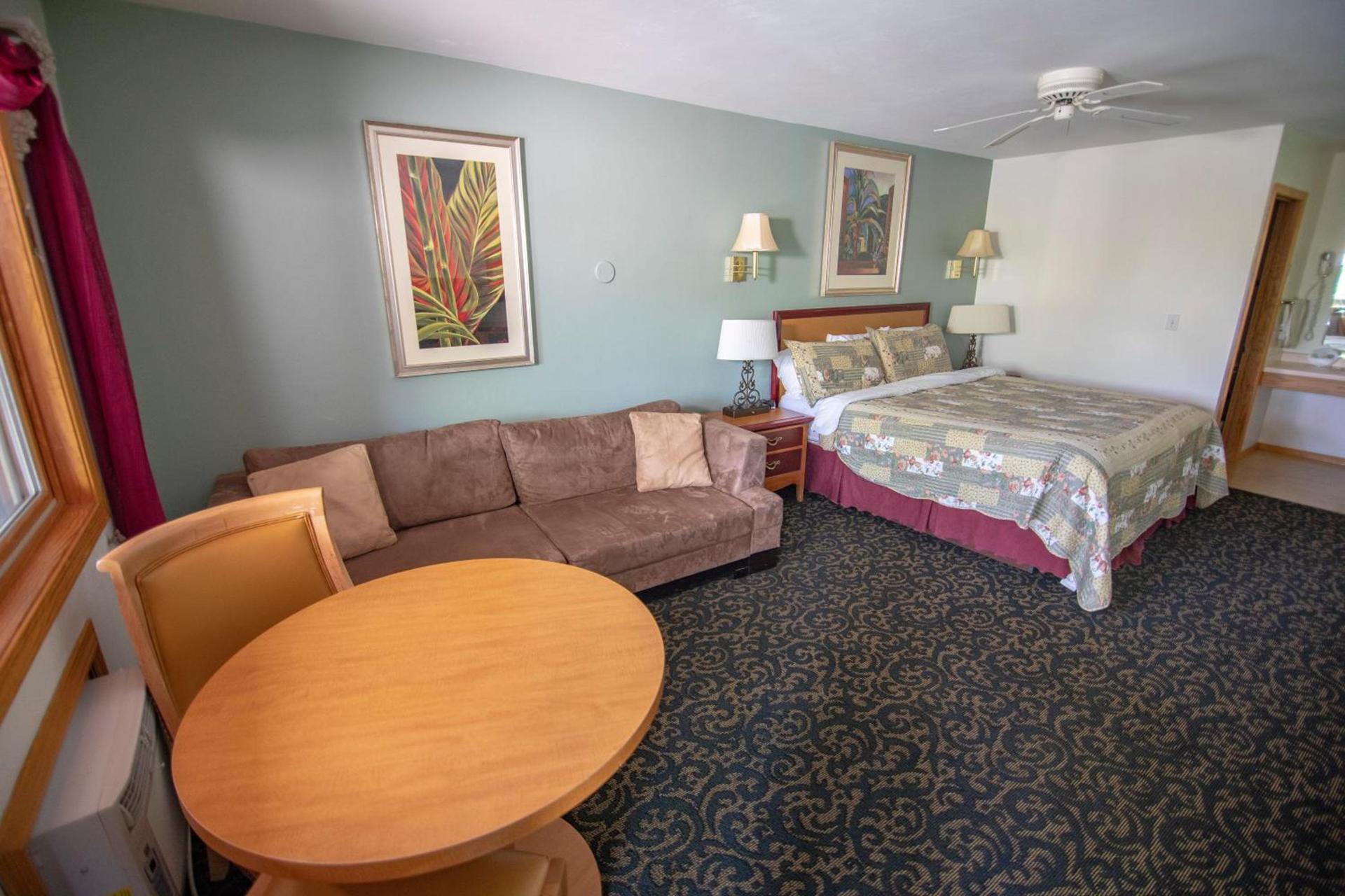 Coachlite Inn photo 35