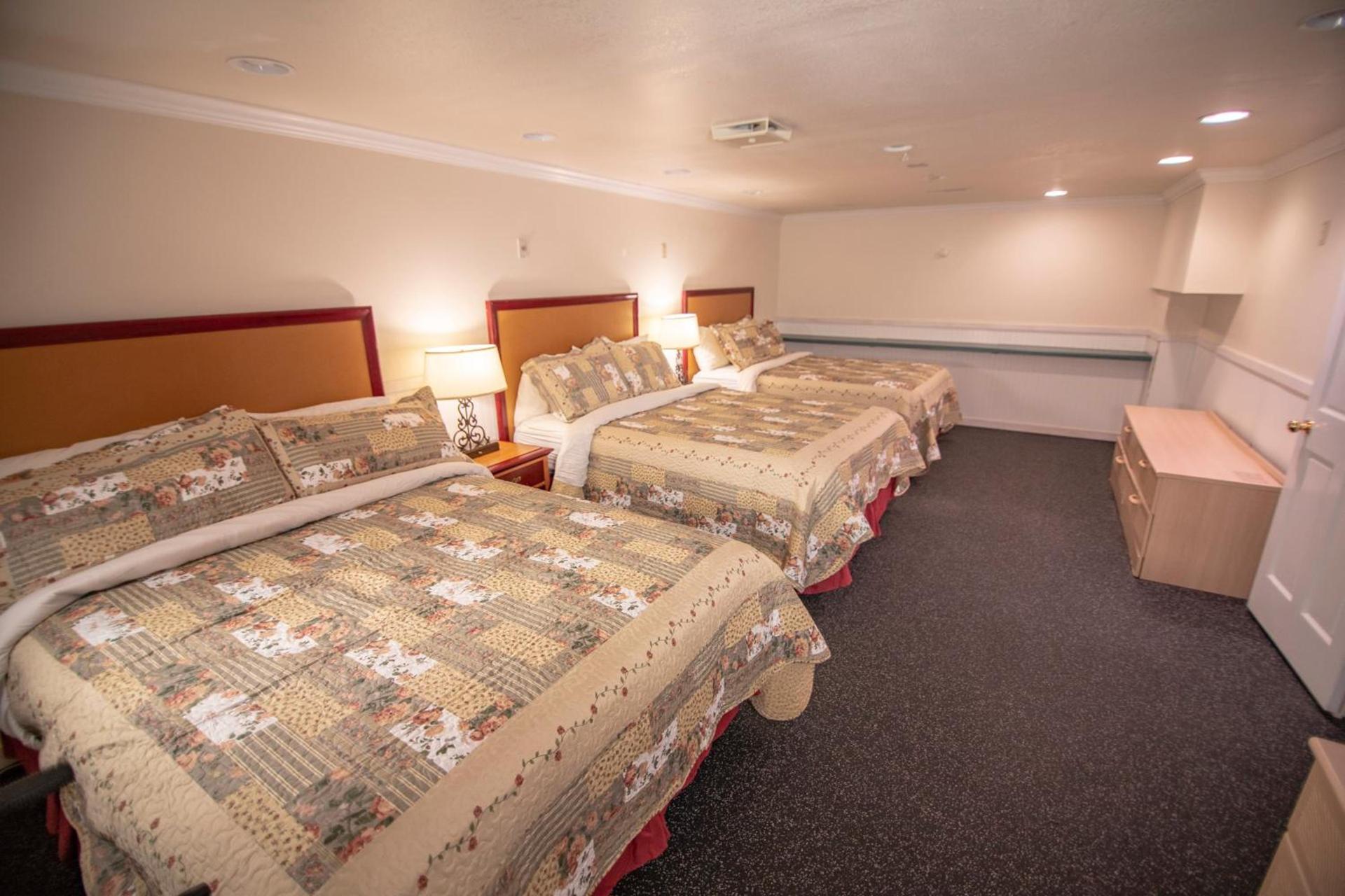 Coachlite Inn photo 82