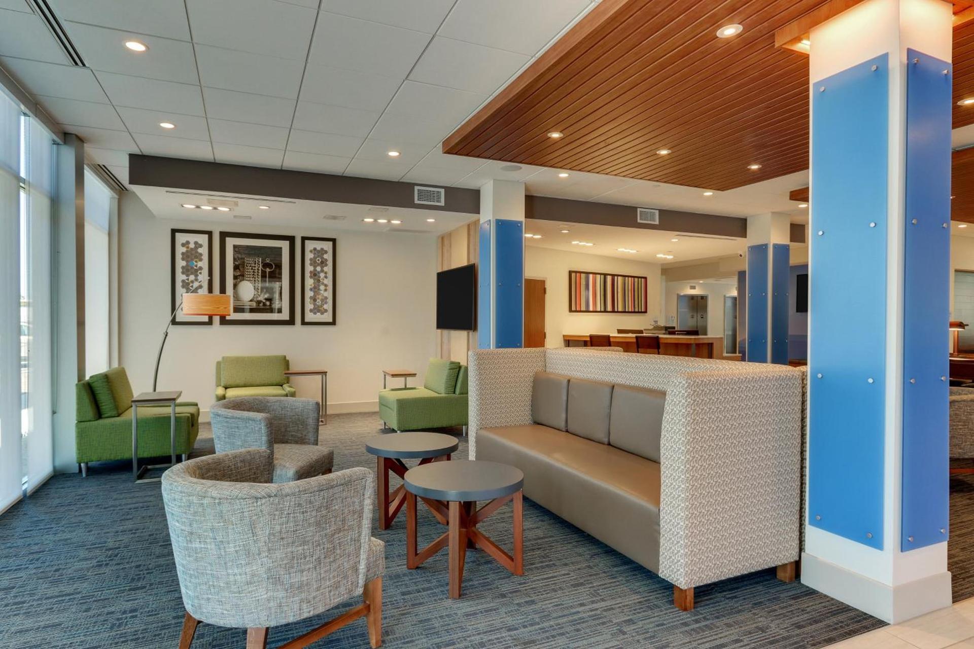 Holiday Inn Express & Suites - Roanoke – Civic Center photo 64
