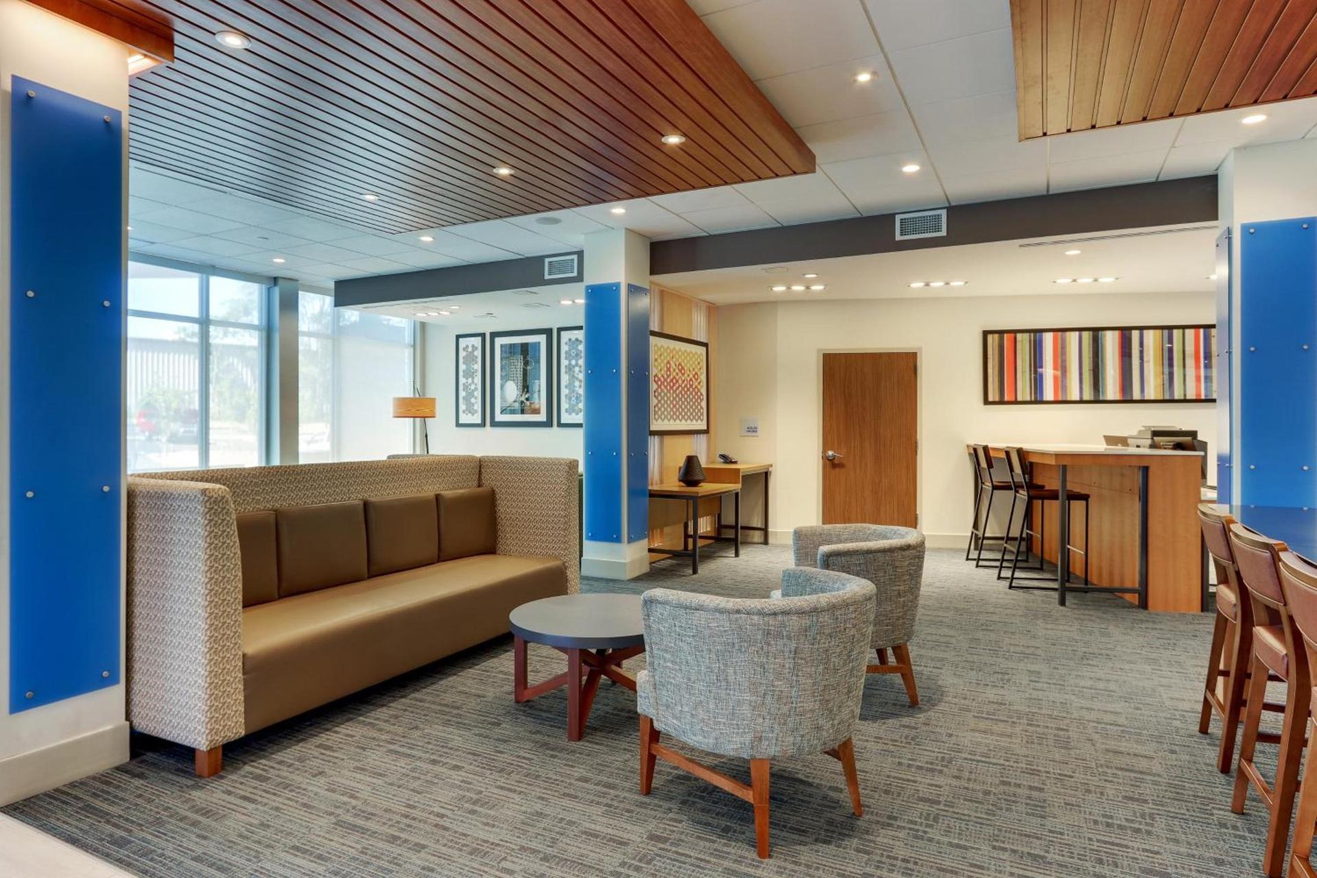 Holiday Inn Express & Suites - Roanoke – Civic Center photo 66