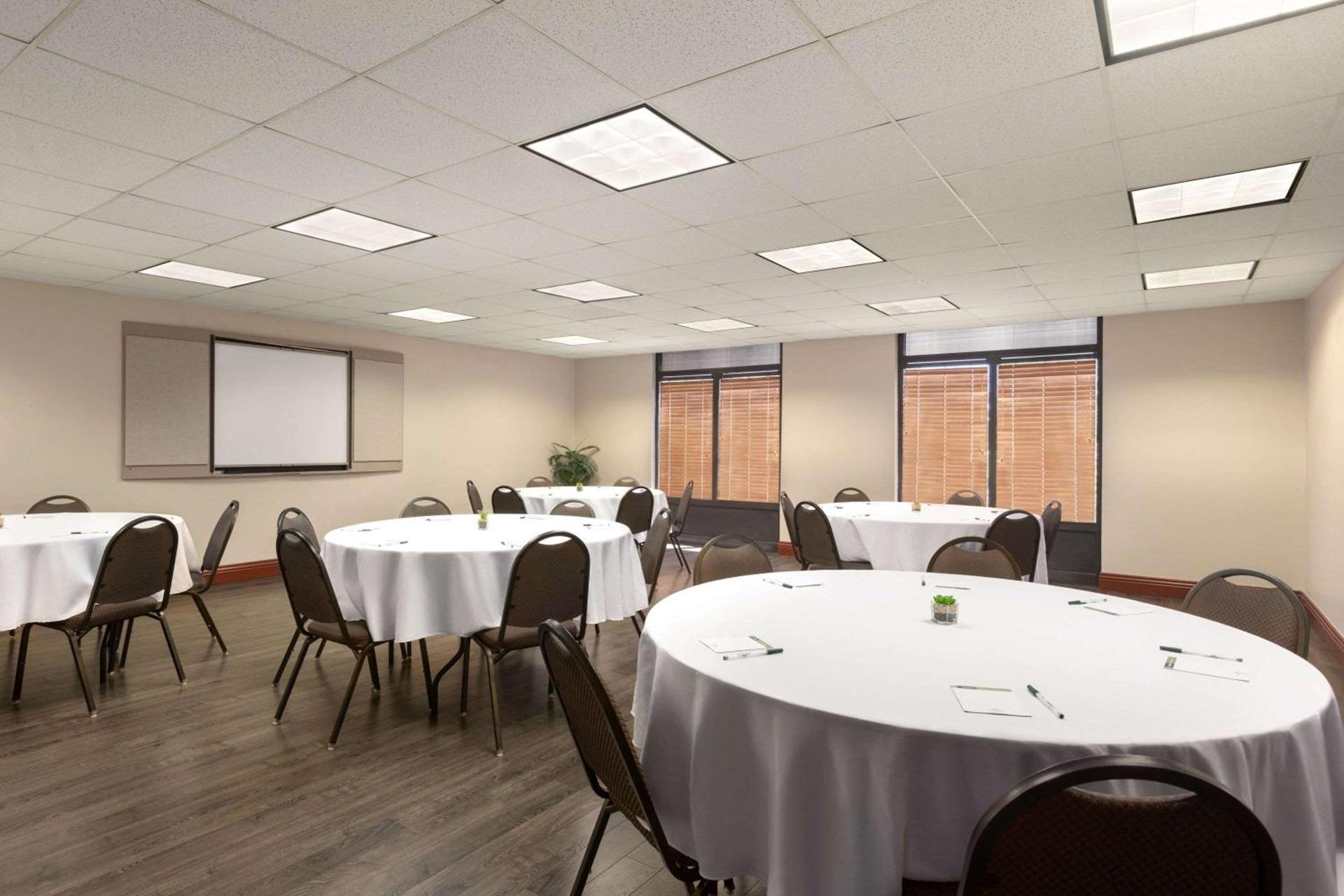 Wingate By Wyndham Montgomery photo 15