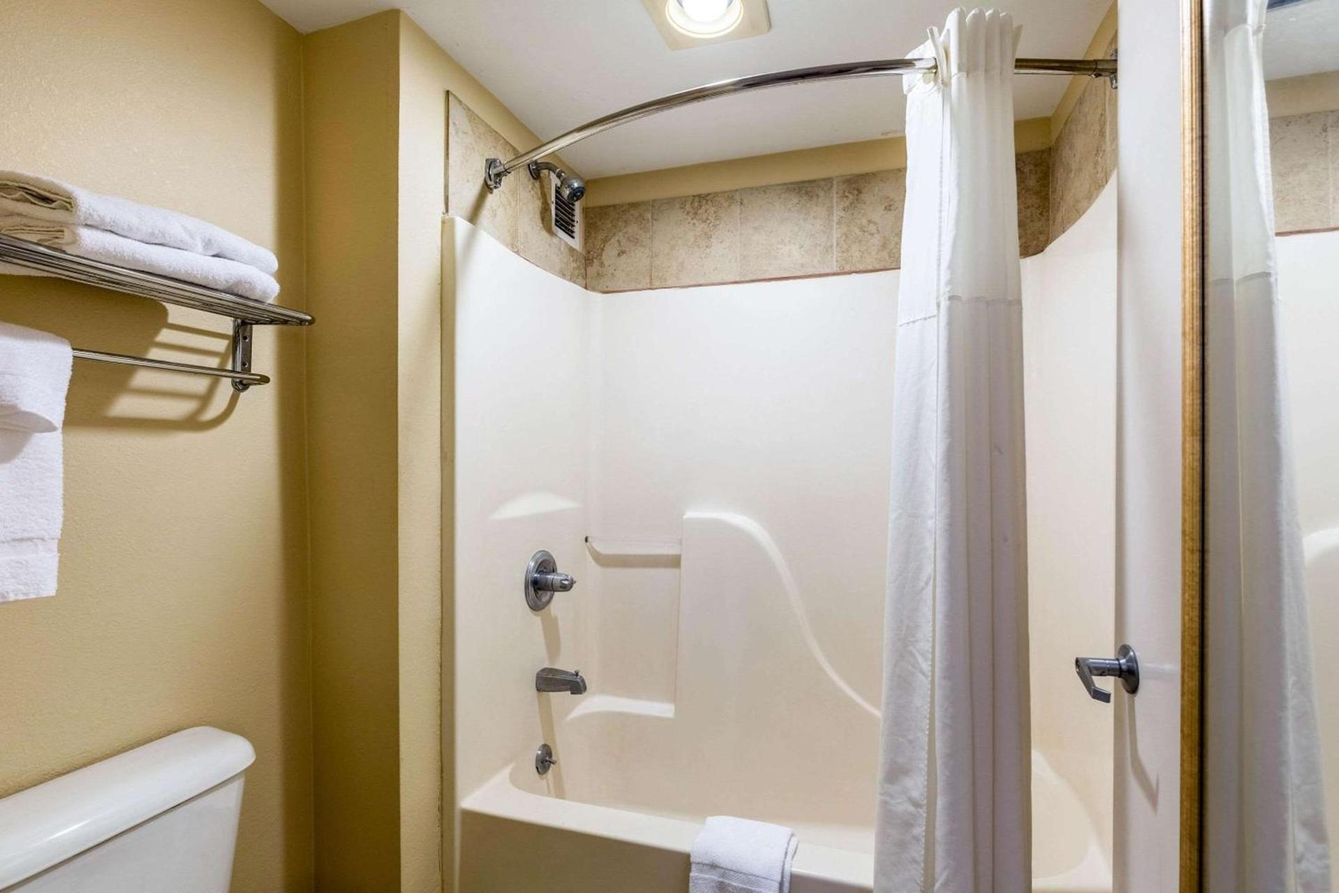 Quality Inn Alexandria photo 26