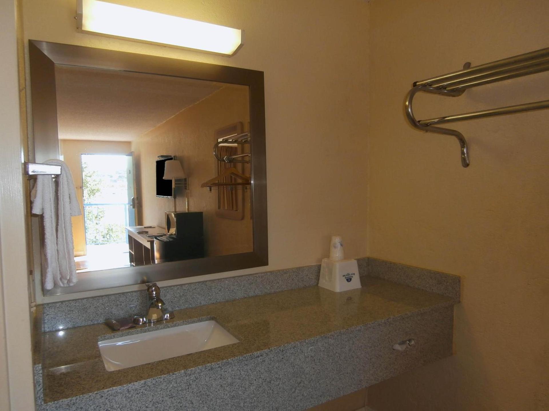 Americas Best Value Inn Tucker photo 8