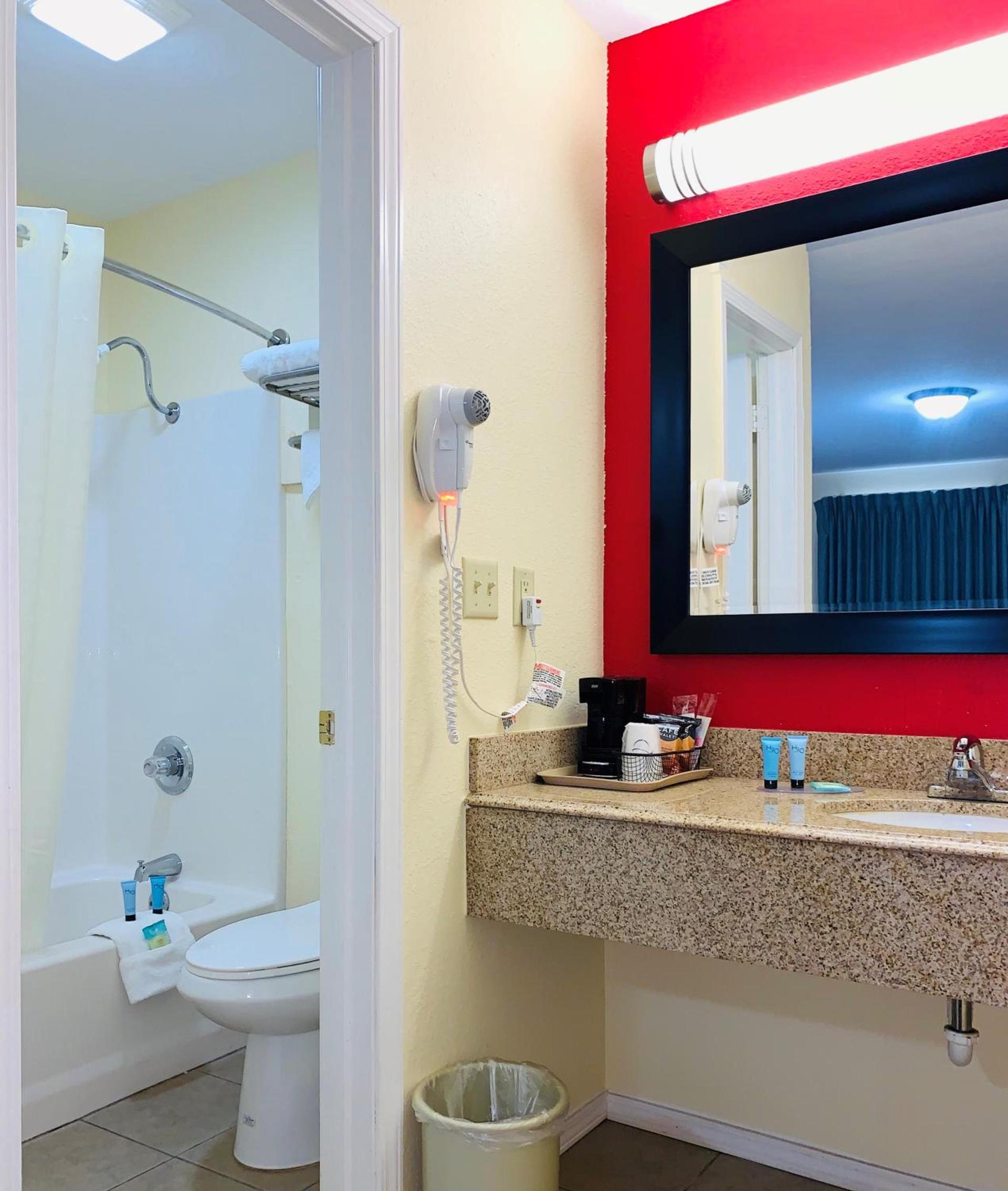 Suite 16 Motel photo 8