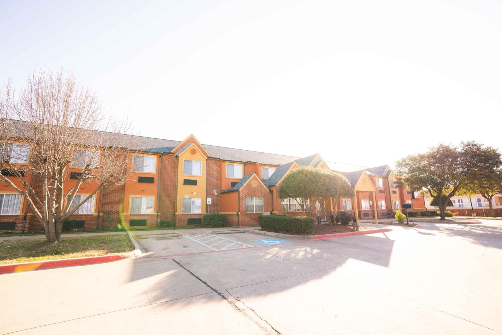 Red Roof Inn & Suites Euless - DFW Airport Southwest photo 4