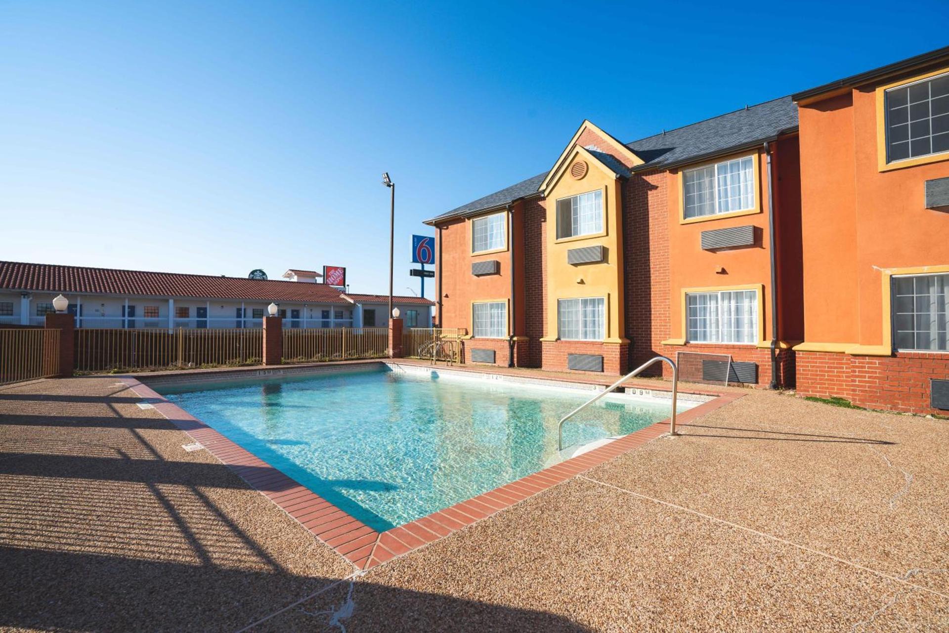 Red Roof Inn & Suites Euless - DFW Airport Southwest photo 7