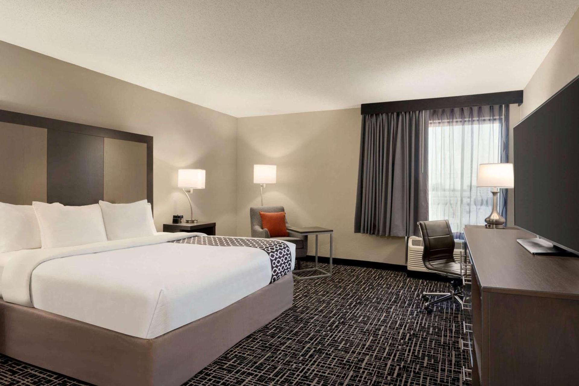 La Quinta Inn & Suites by Wyndham St Louis Route 66 photo 37