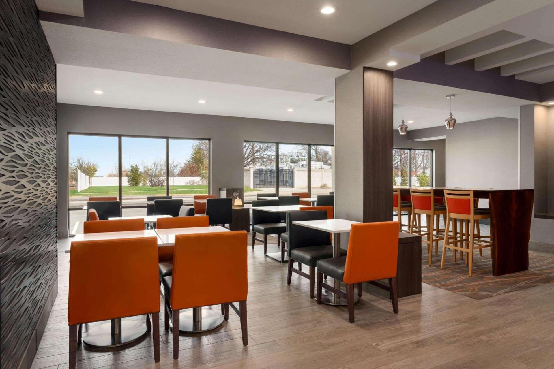 La Quinta Inn & Suites by Wyndham St Louis Route 66 photo 38