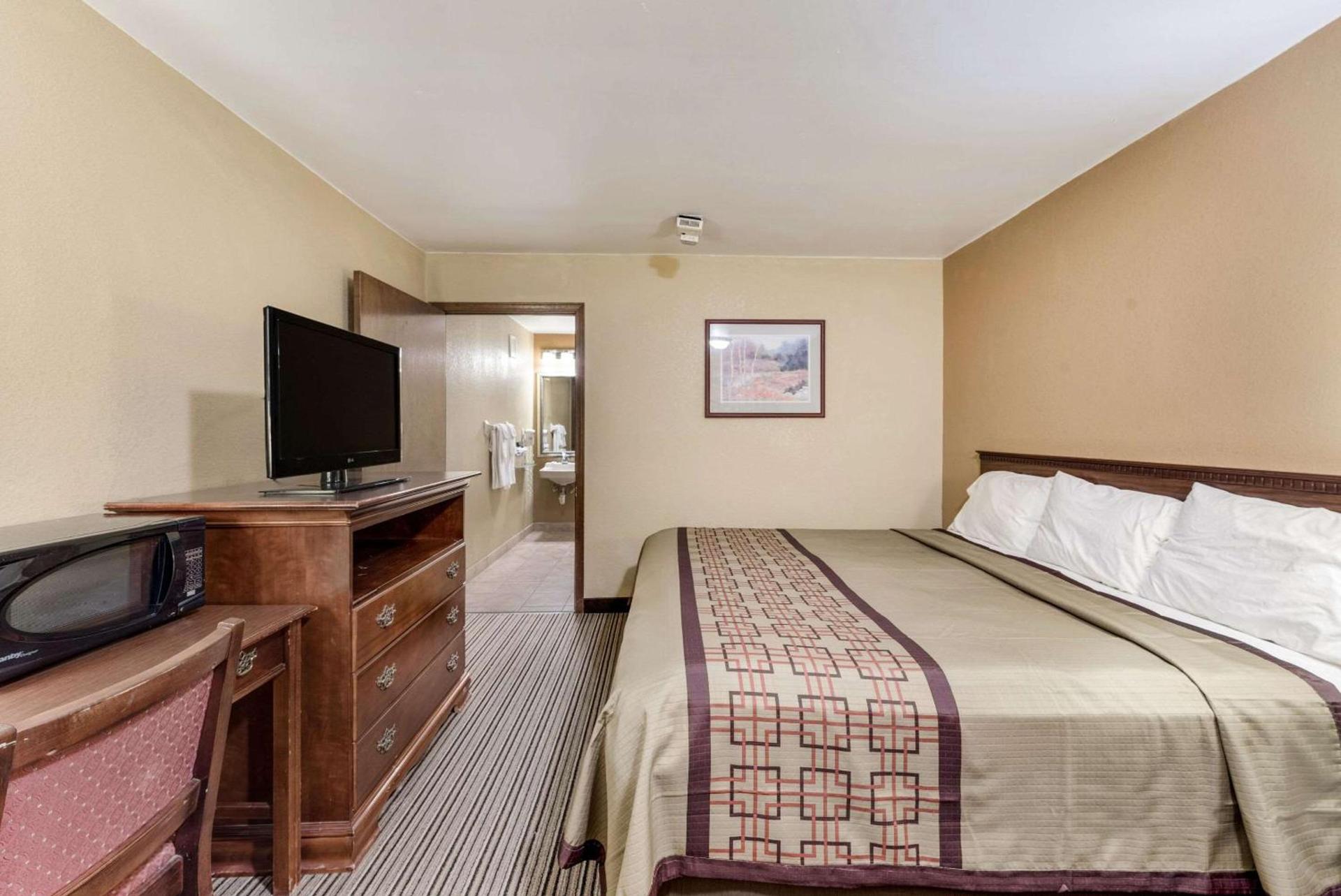Rodeway Inn Columbus West photo 27