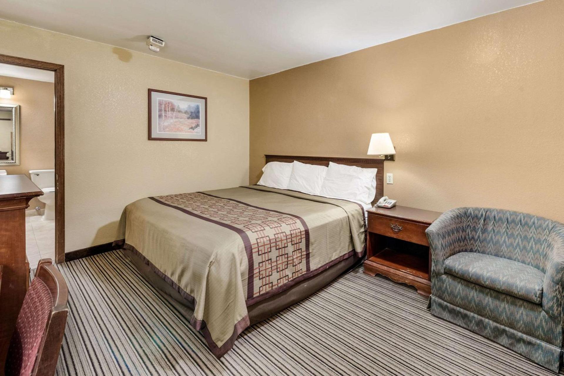 Rodeway Inn Columbus West photo 25