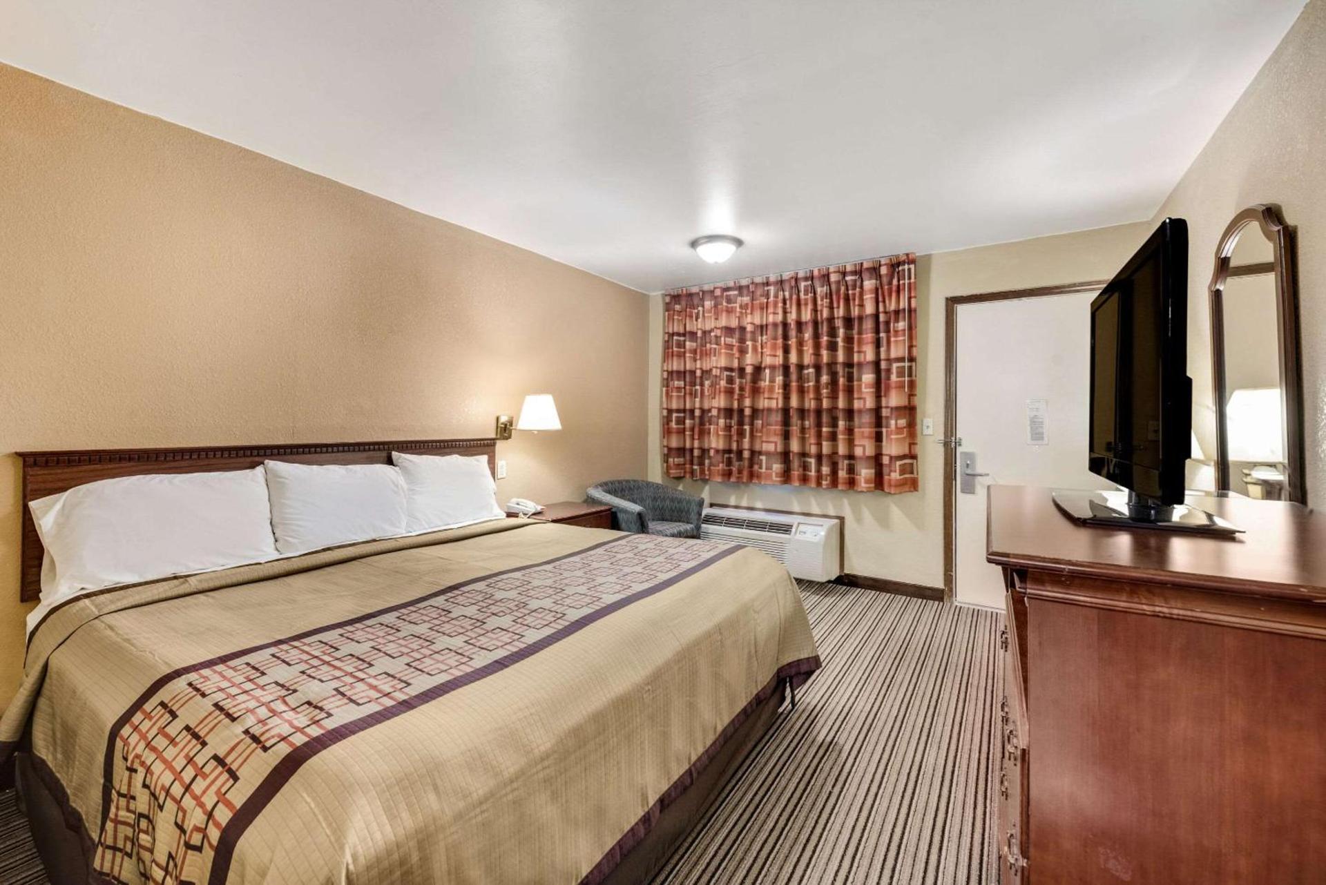 Rodeway Inn Columbus West photo 17