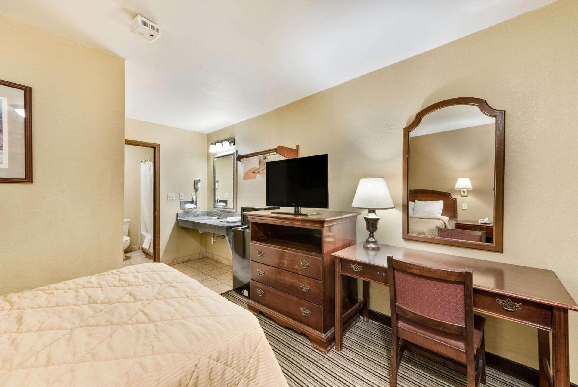 Rodeway Inn Columbus West photo 16