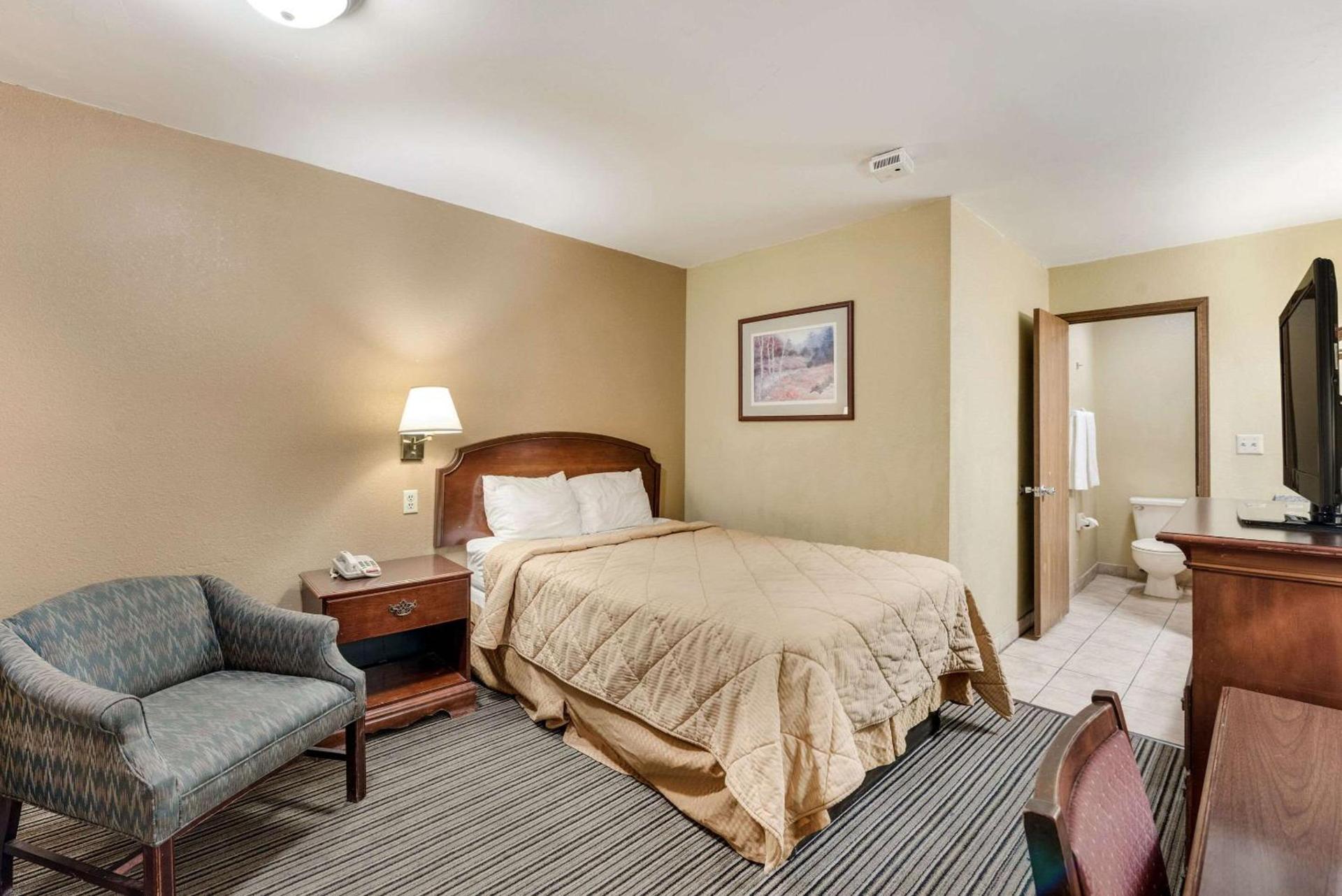 Rodeway Inn Columbus West photo 24