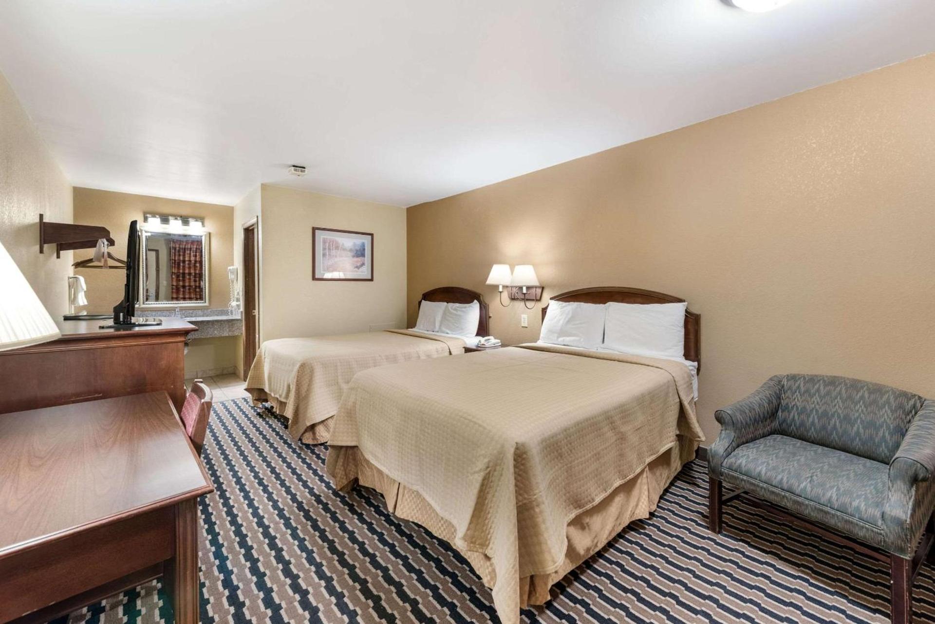 Rodeway Inn Columbus West photo 11