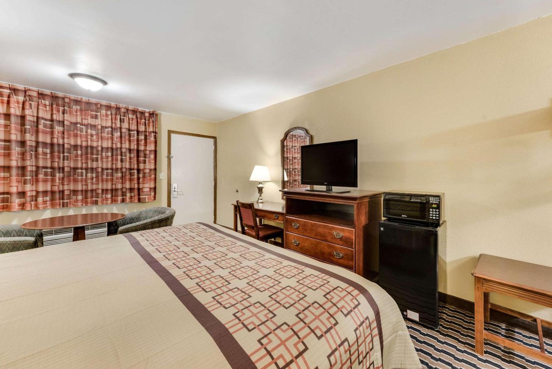 Rodeway Inn Columbus West photo 10