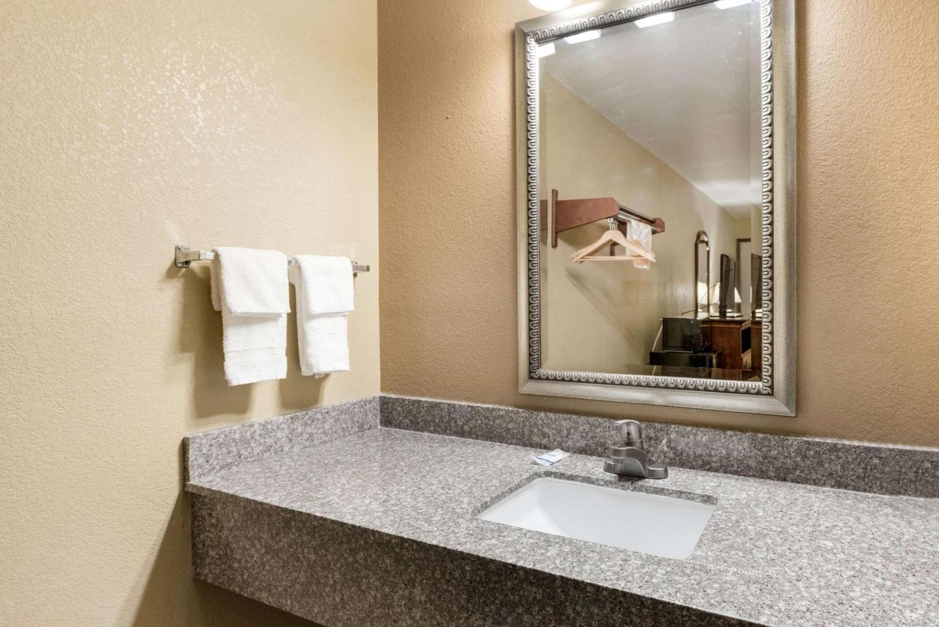Rodeway Inn Columbus West photo 15