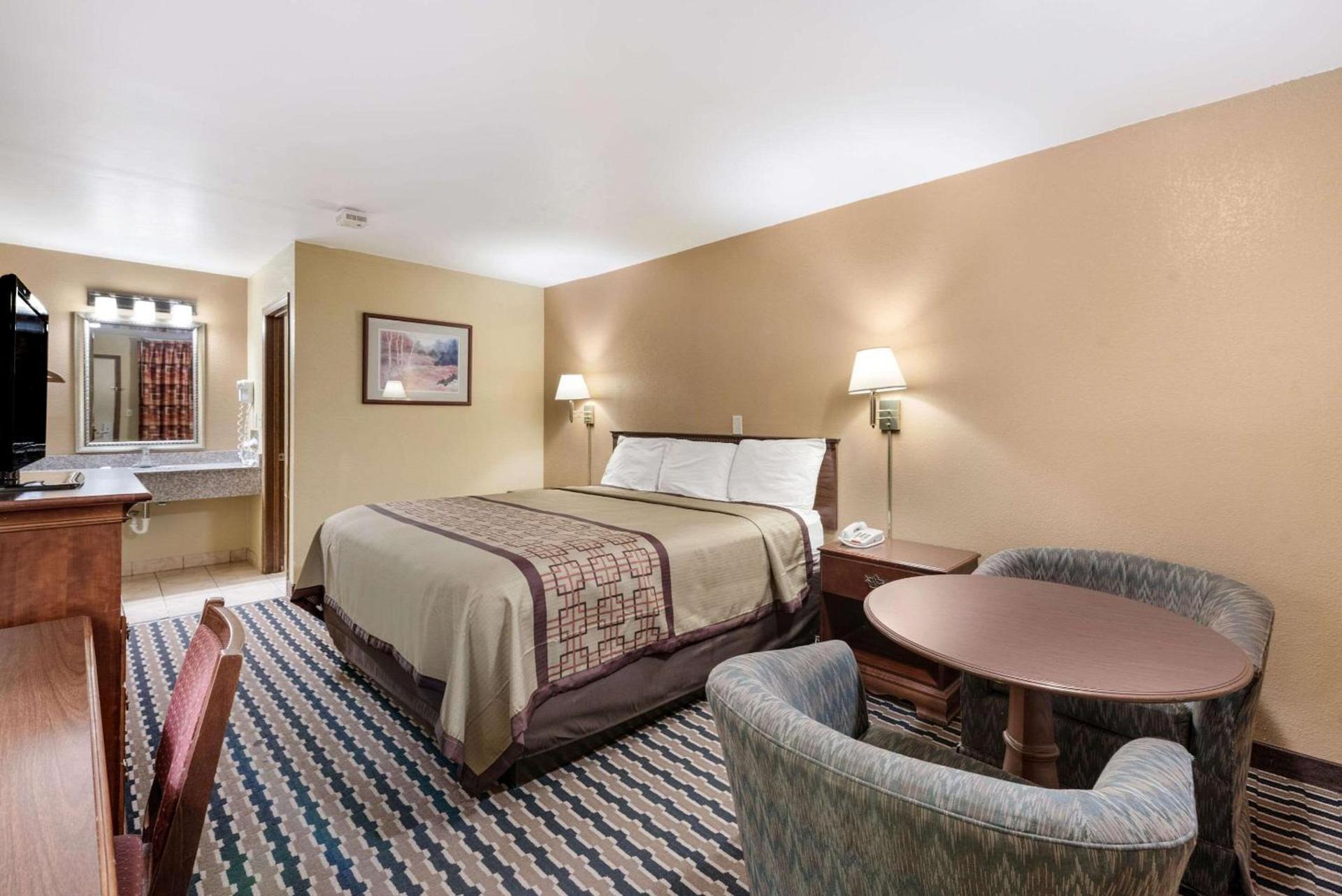 Rodeway Inn Columbus West photo 12