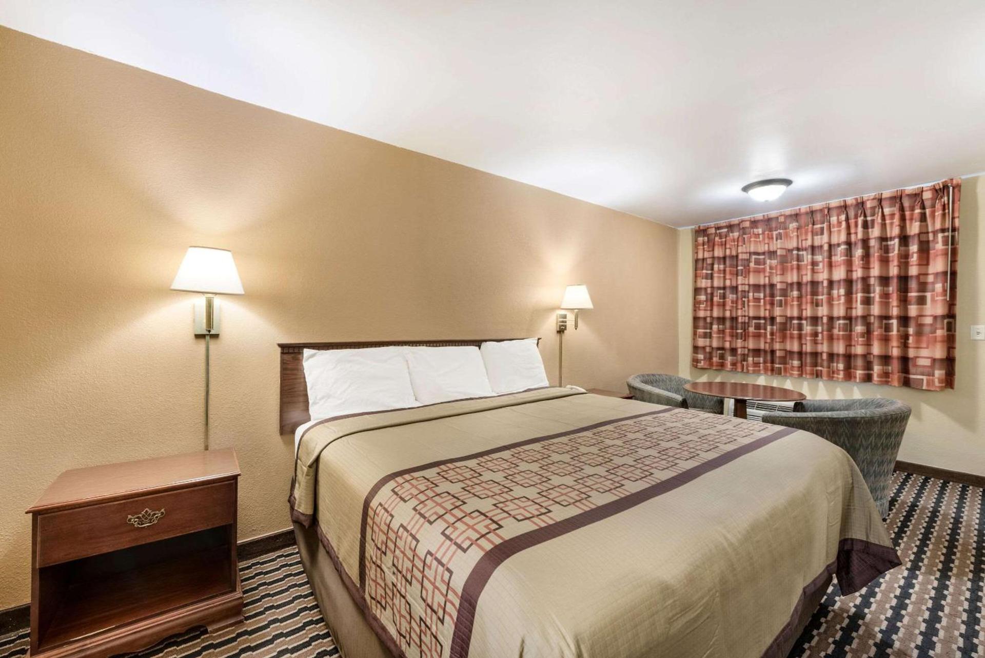 Rodeway Inn Columbus West photo 9