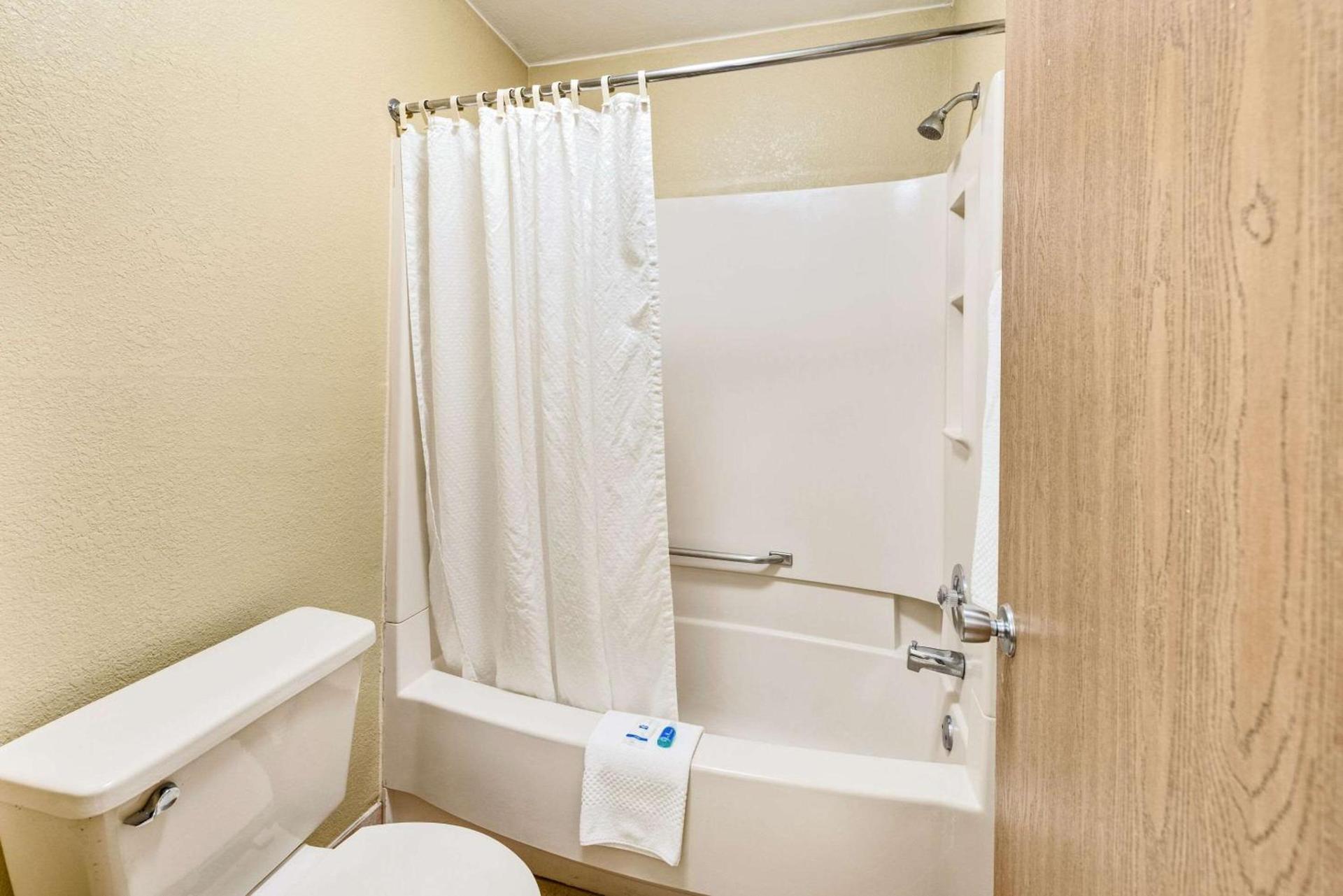 Rodeway Inn Columbus West photo 6