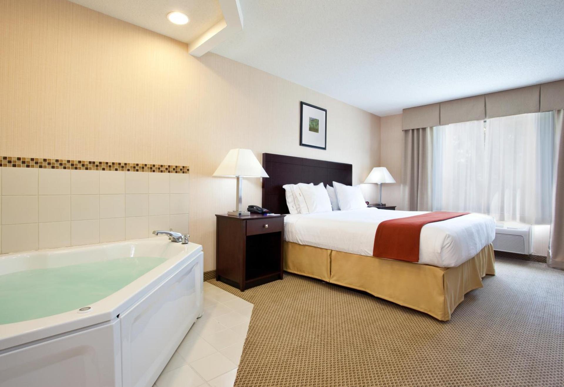 Holiday Inn Express Hotel & Suites Tipp City by IHG photo 2