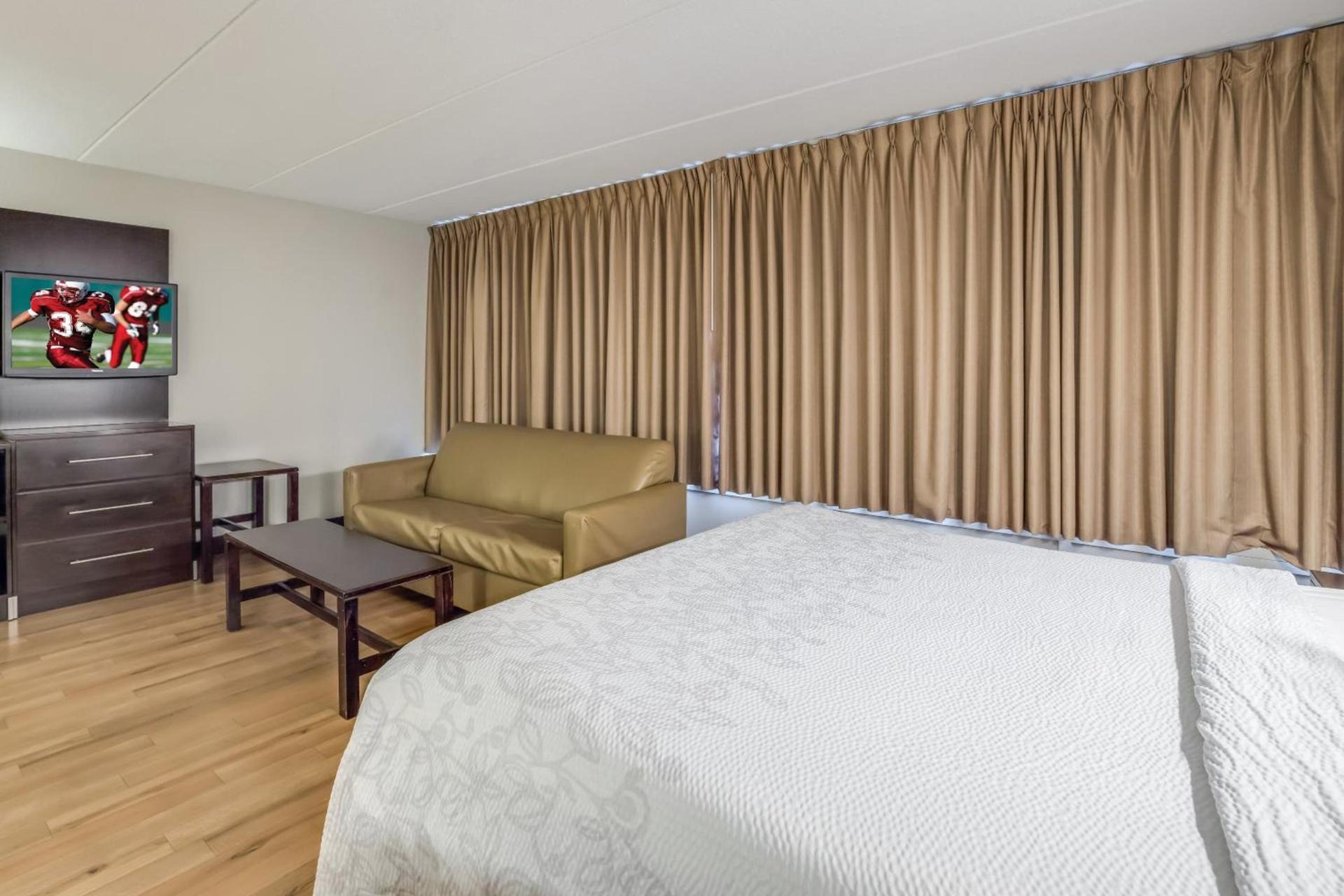 Red Roof Inn PLUS+ Boston - Woburn/ Burlington photo 14