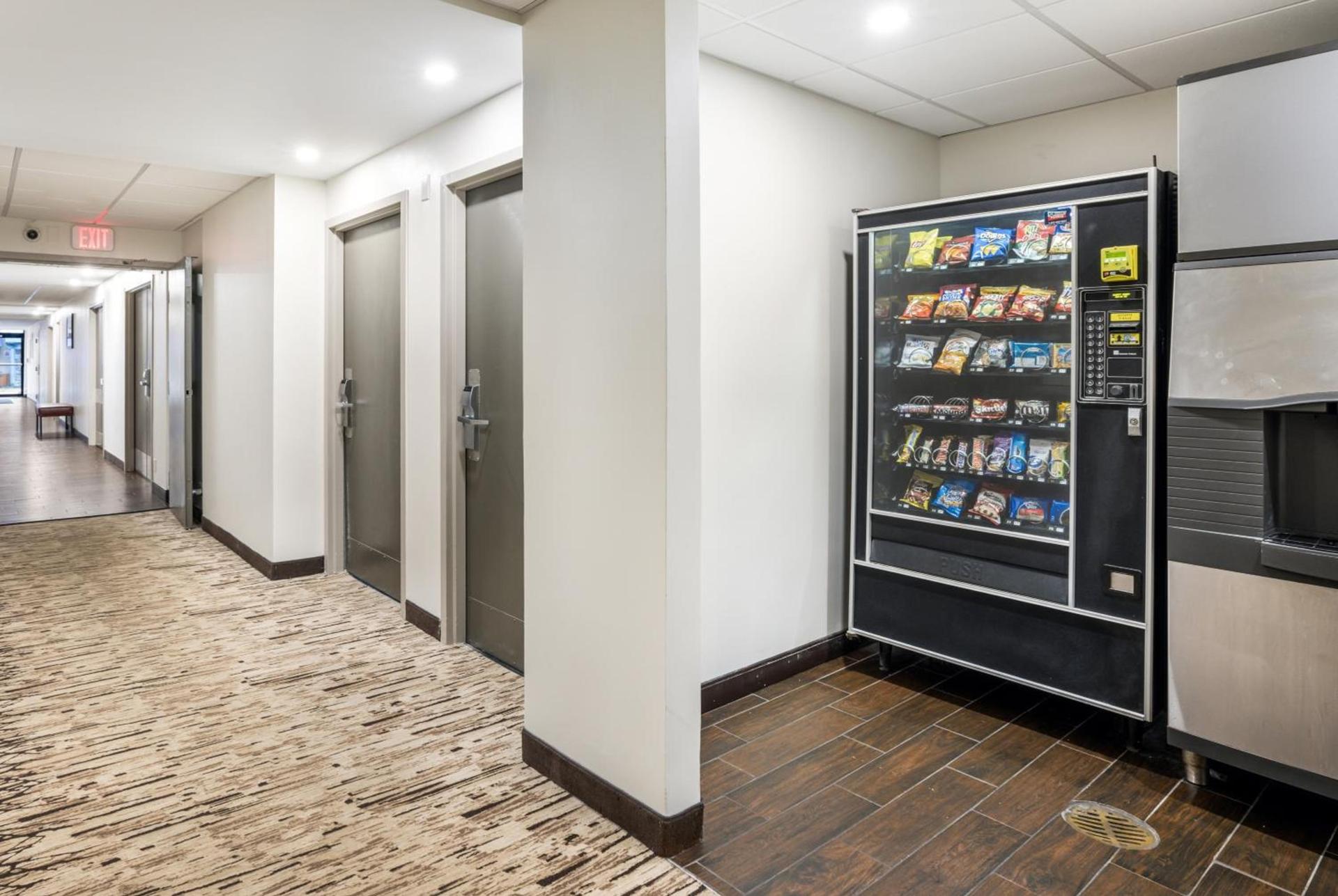 Red Roof Inn PLUS+ Boston - Woburn/ Burlington photo 9