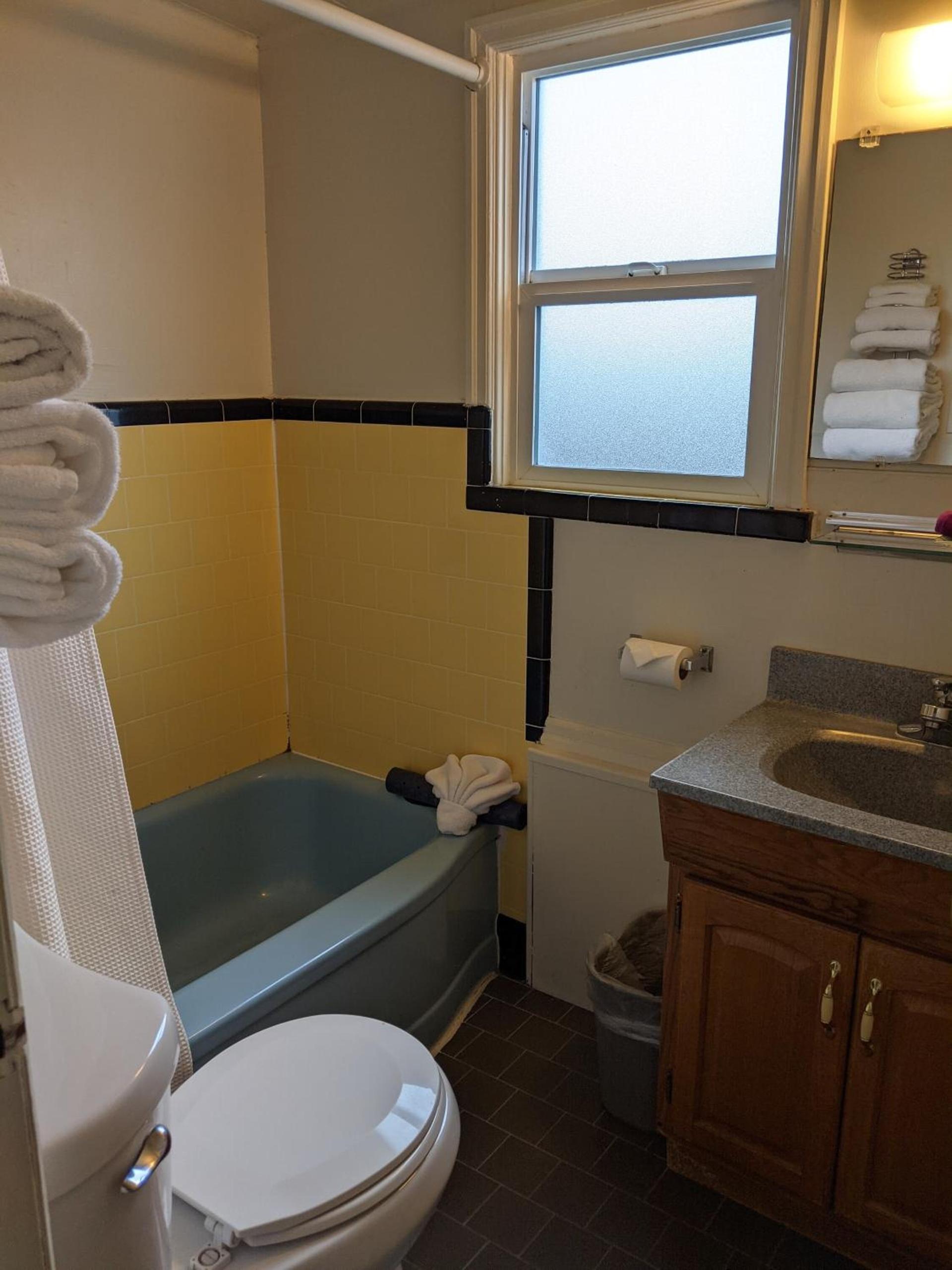 Hillcrest Inn photo 71