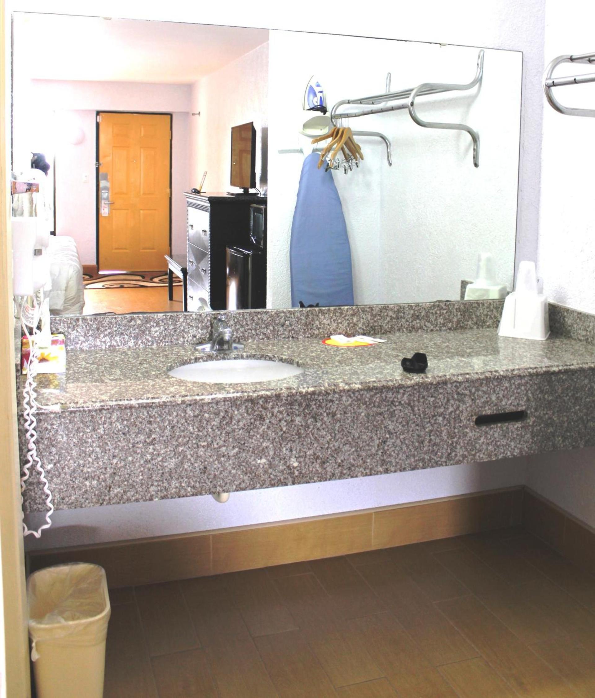 Fairway Inn photo 12
