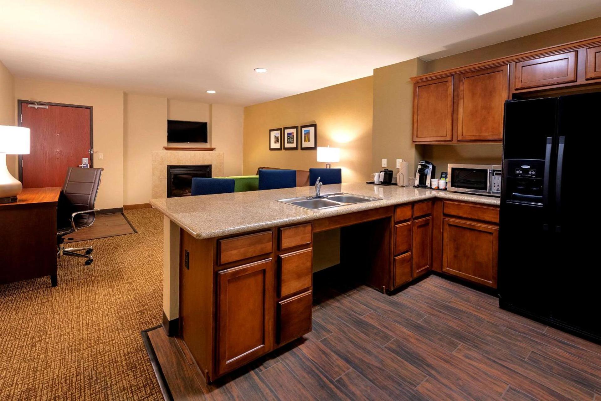 Comfort Suites Goodyear-West Phoenix photo 11