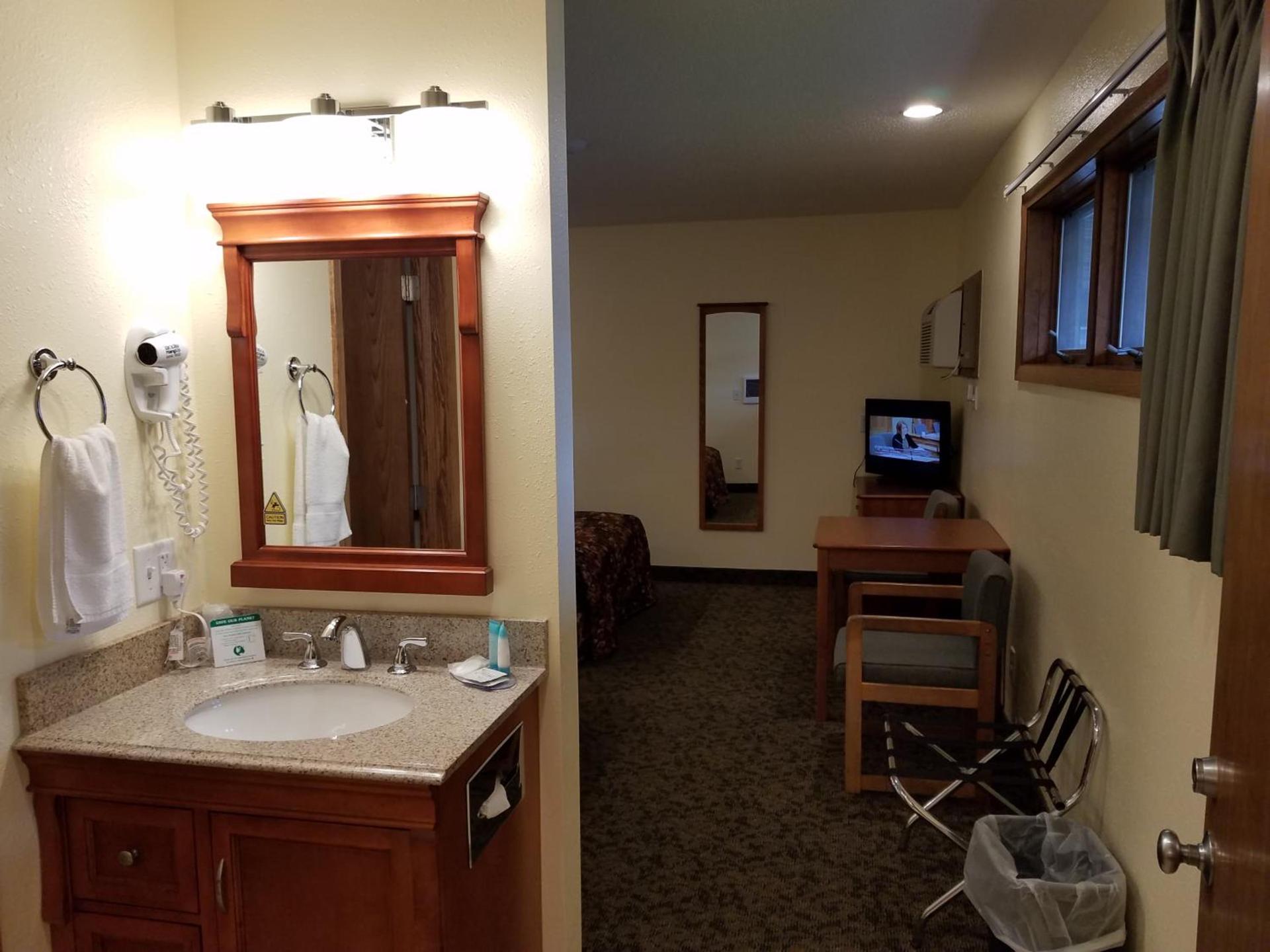 Black Hawk Motel & Suites photo 38