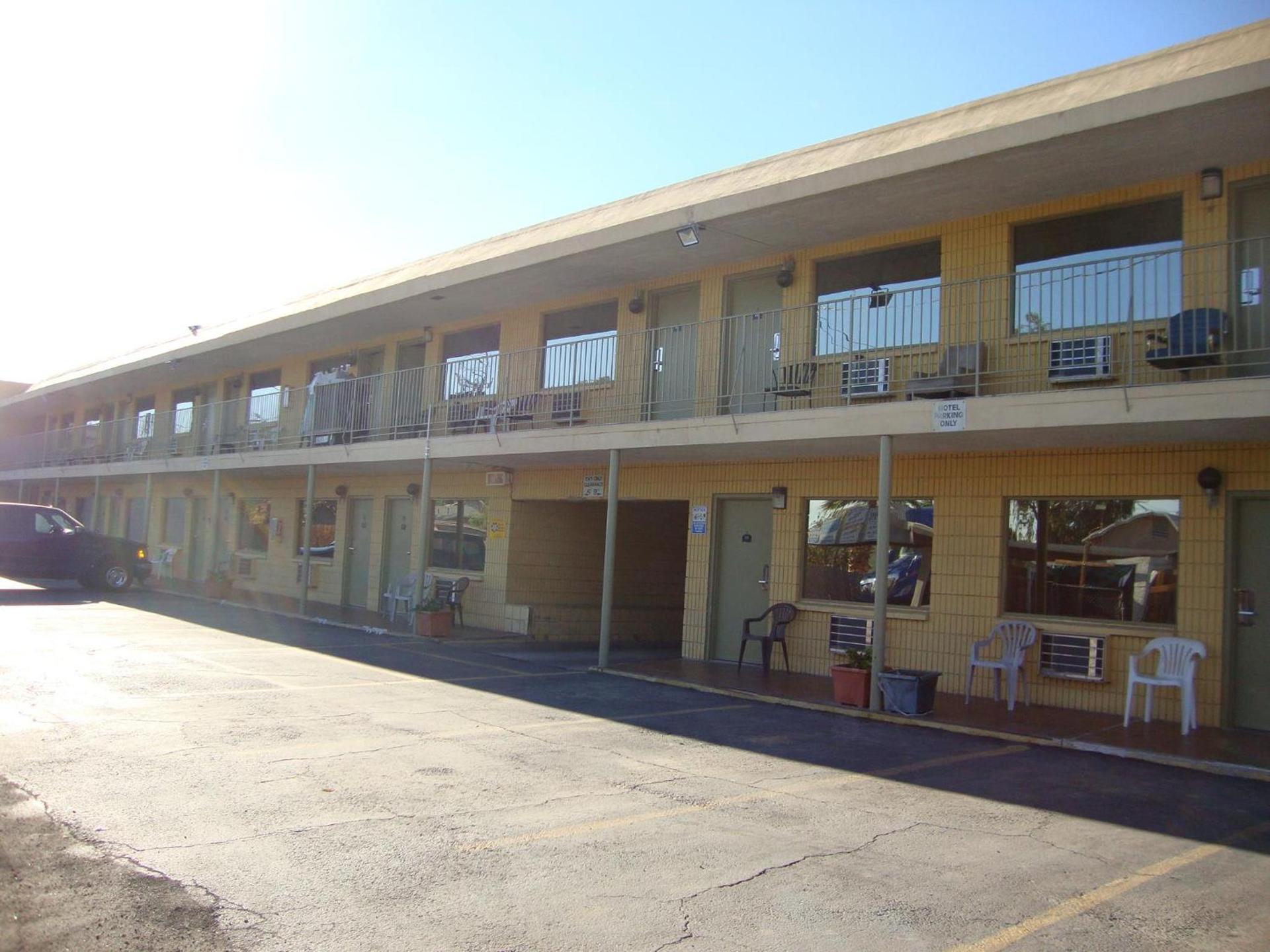 Townhouse Inn and Suites photo 25