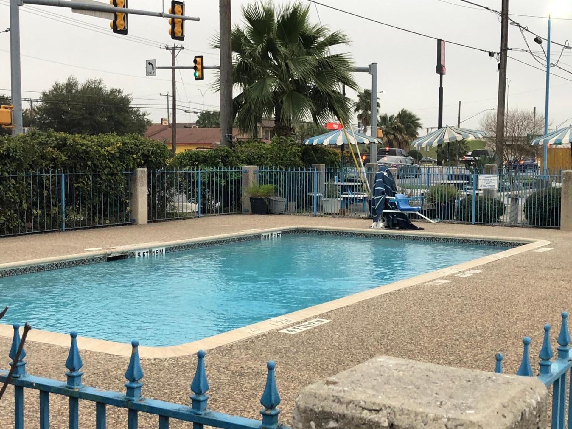Americas Best Value Inn & Suites San Antonio Arena District photo 1