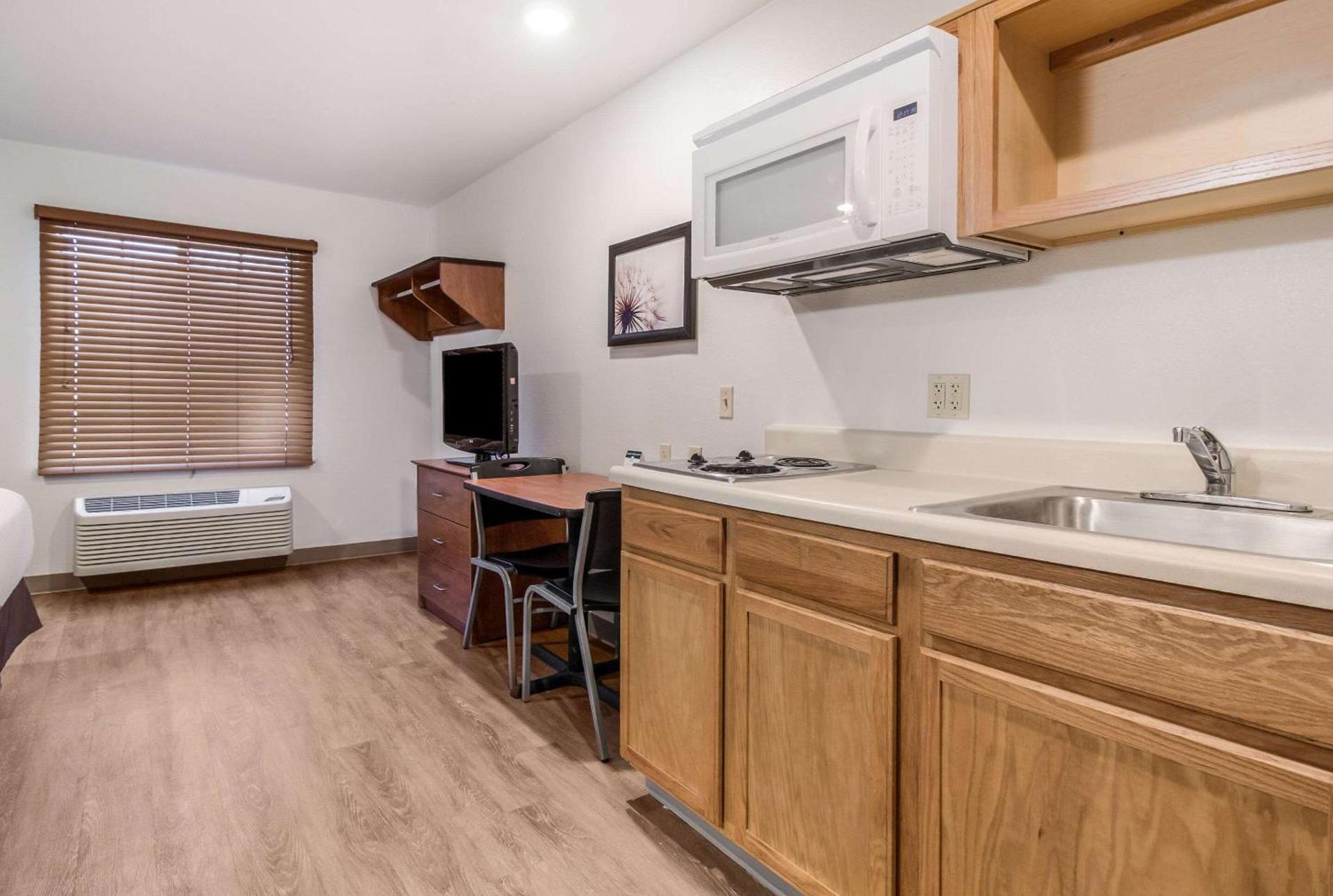 WoodSpring Suites Houston Baytown photo 8