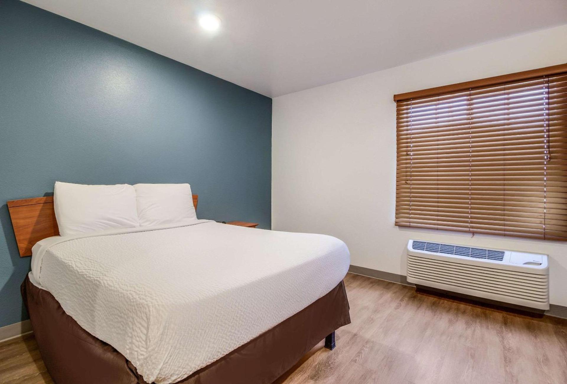 WoodSpring Suites Houston Baytown photo 7