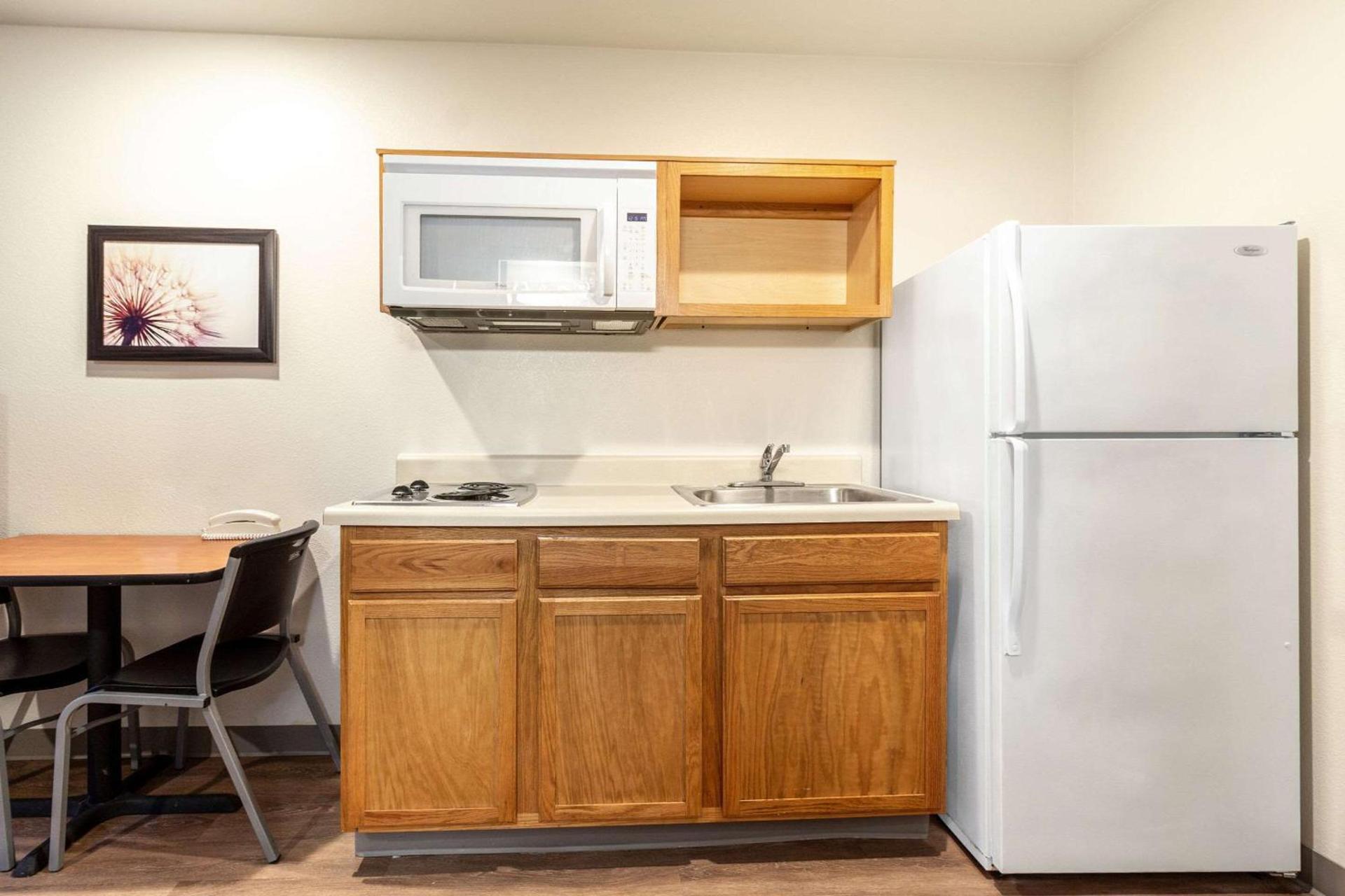 WoodSpring Suites Houston Baytown photo 9