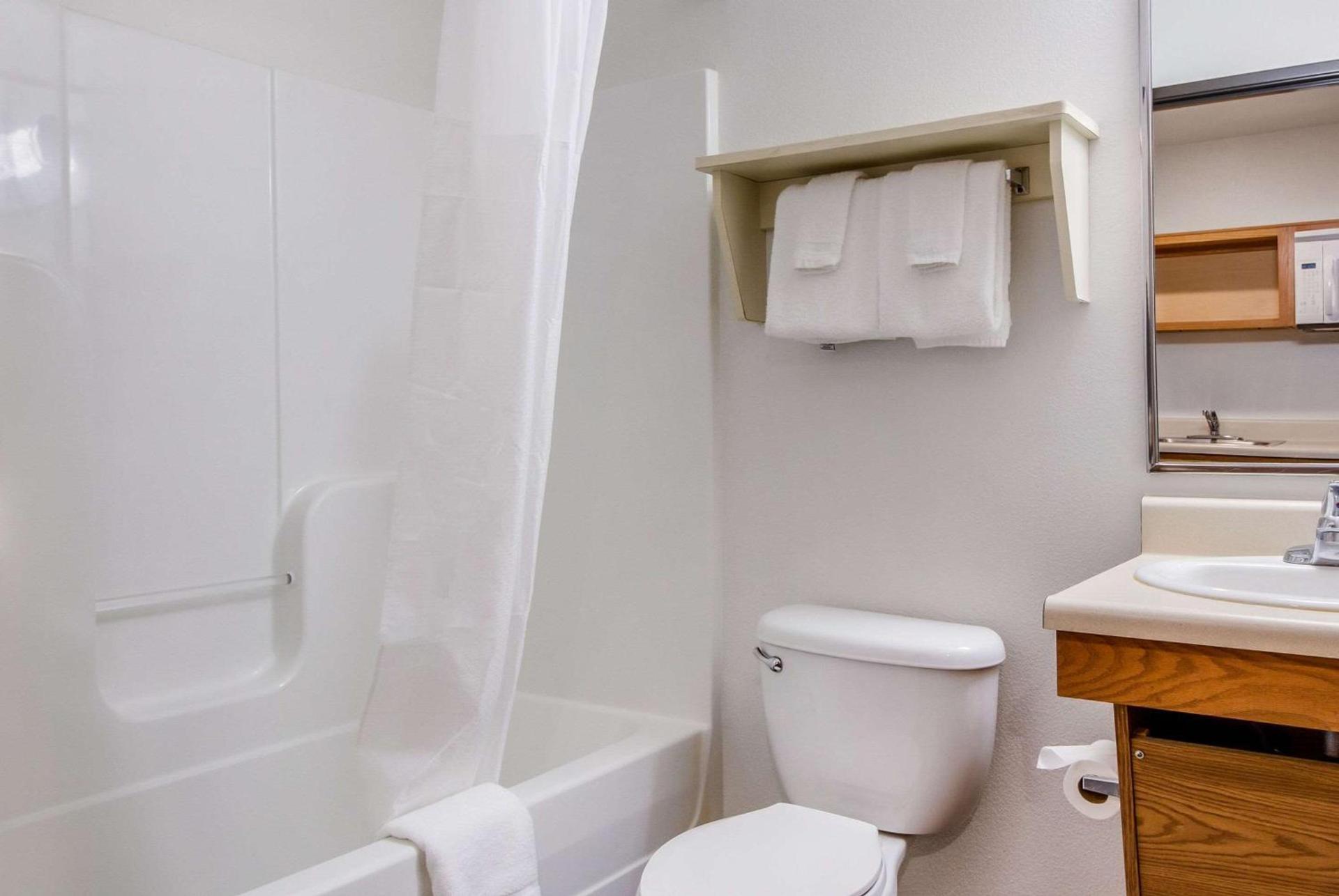 WoodSpring Suites Houston Baytown photo 10