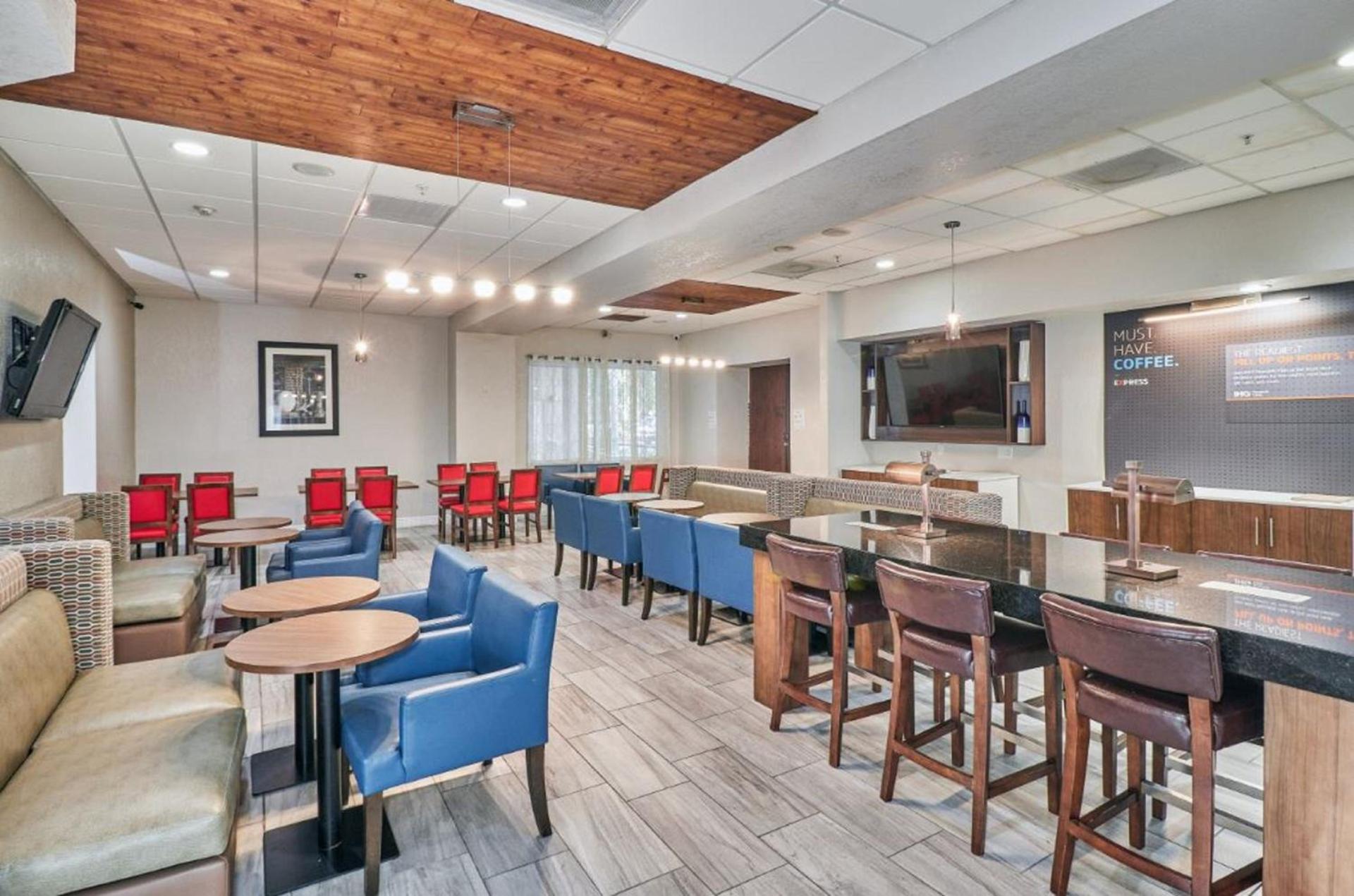 Holiday Inn Express Hotel & Suites Clearwater US 19 North by IHG photo 10