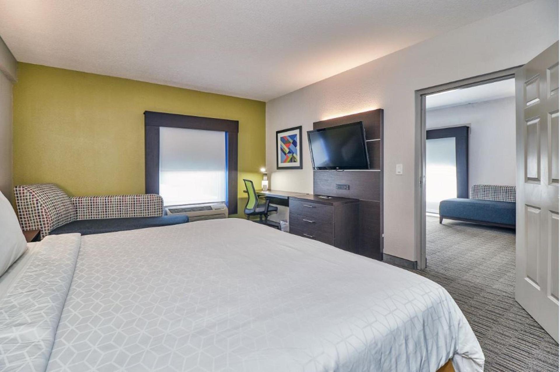 Holiday Inn Express Hotel & Suites Clearwater US 19 North by IHG photo 39
