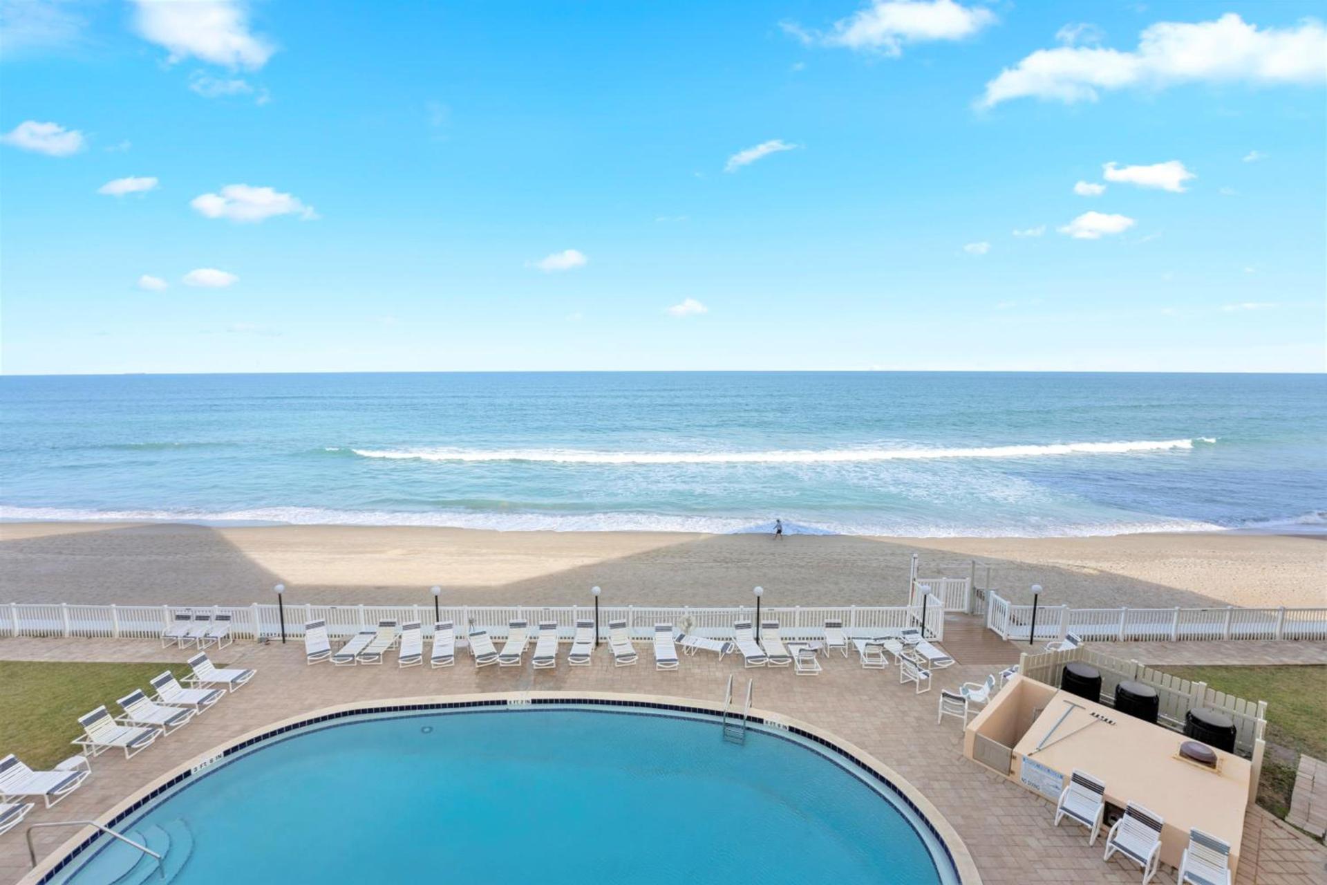 Paradise Beach Club - Oceanfront and Penthouse photo 2
