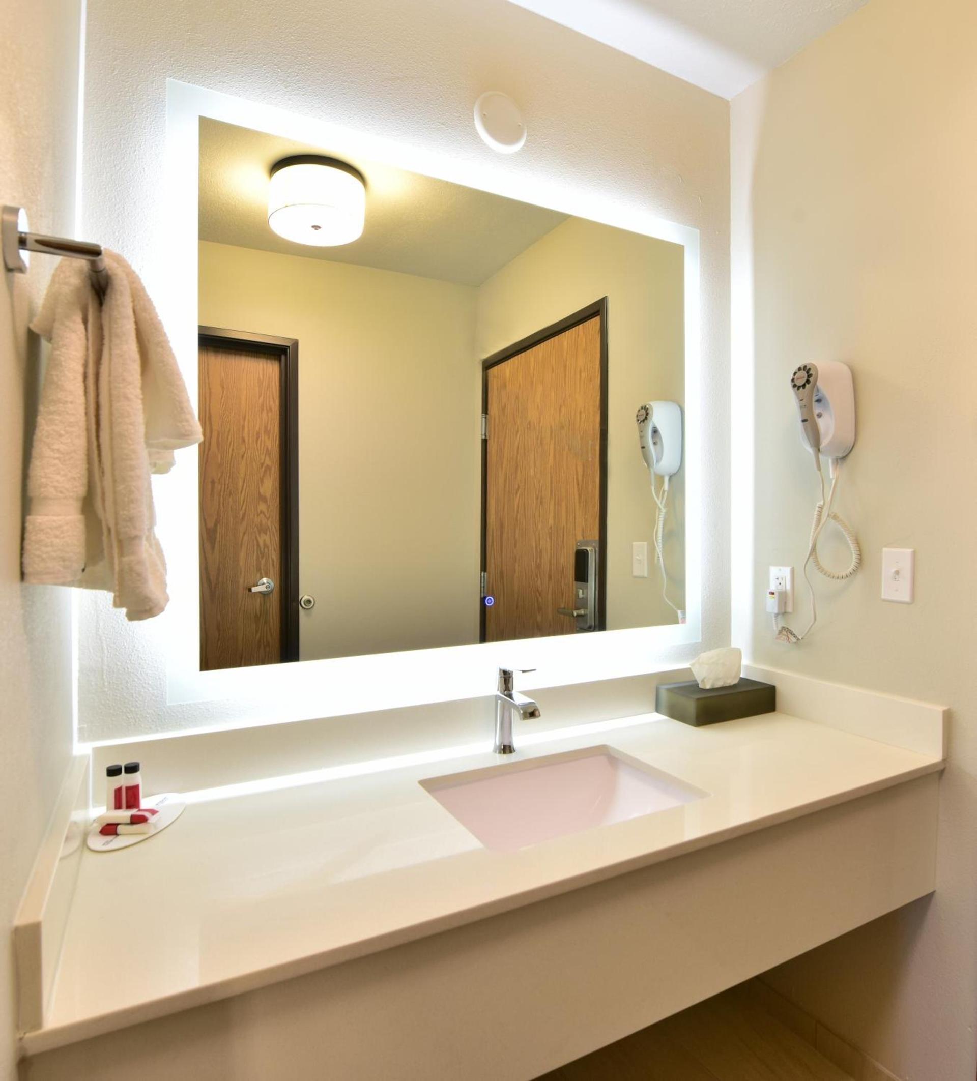 Days Inn by Wyndham Springville photo 42