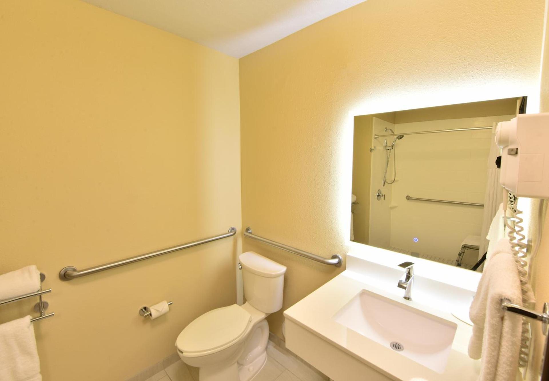 Days Inn by Wyndham Springville photo 44