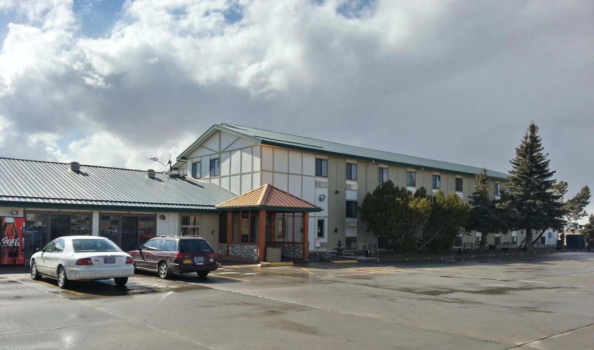 Super 8 by Wyndham Cut Bank photo 1