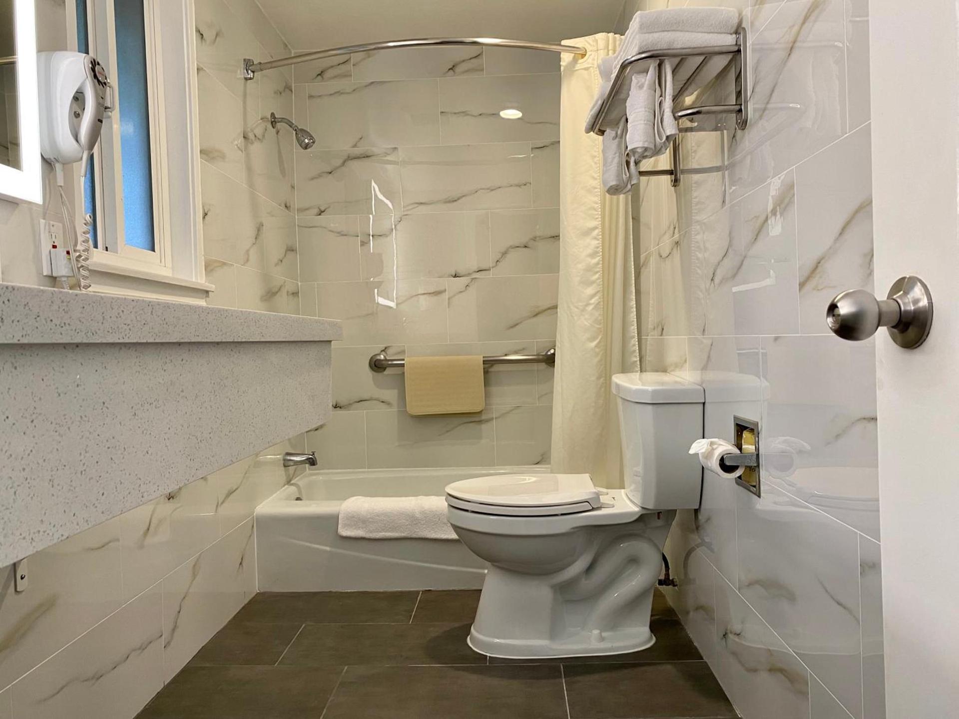 Aura Inn Monterey photo 60